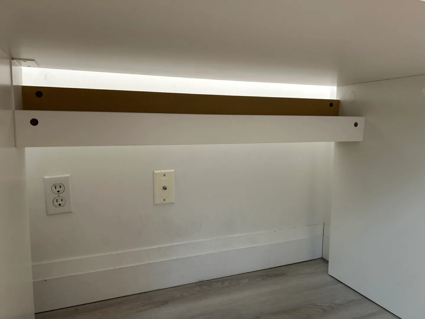 IKEA MALM Desk - White - 140x65 cm image indicator(10)