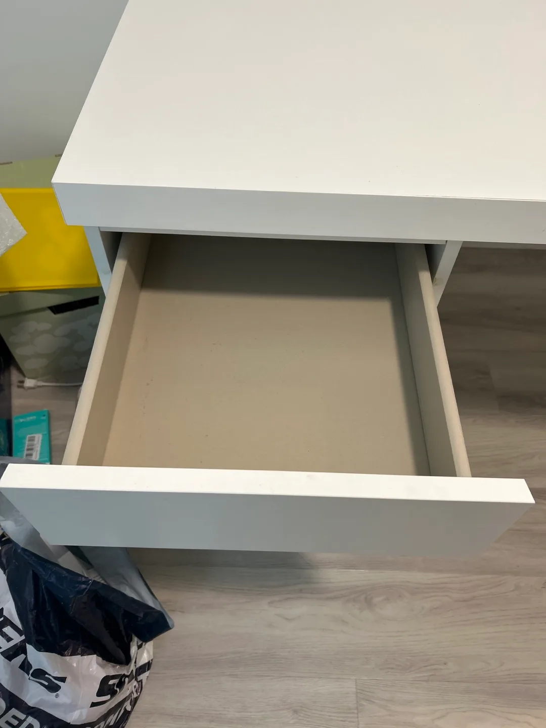 IKEA MALM Desk - White - 140x65 cm image indicator(8)