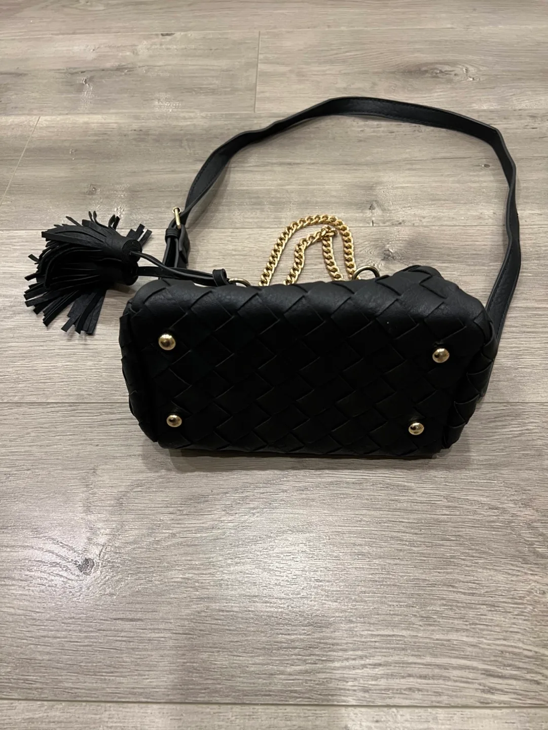 Black Woven Crossbody Bag with Gold Chain Strap image indicator(4)