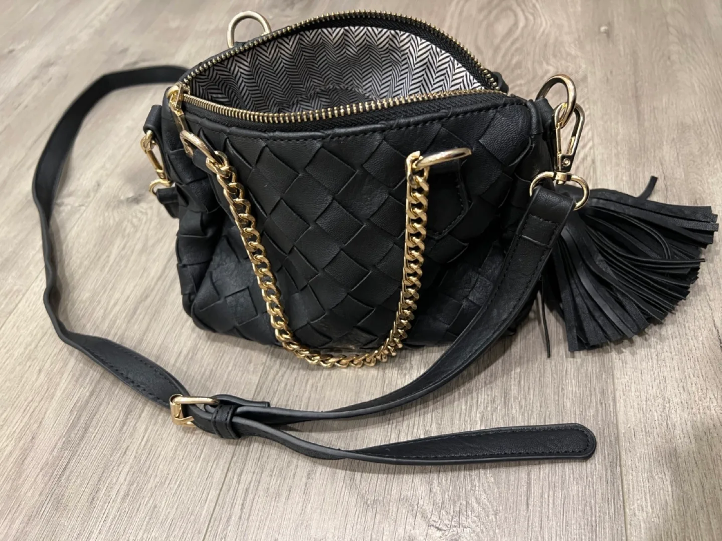 Black Woven Crossbody Bag with Gold Chain Strap image indicator(9)