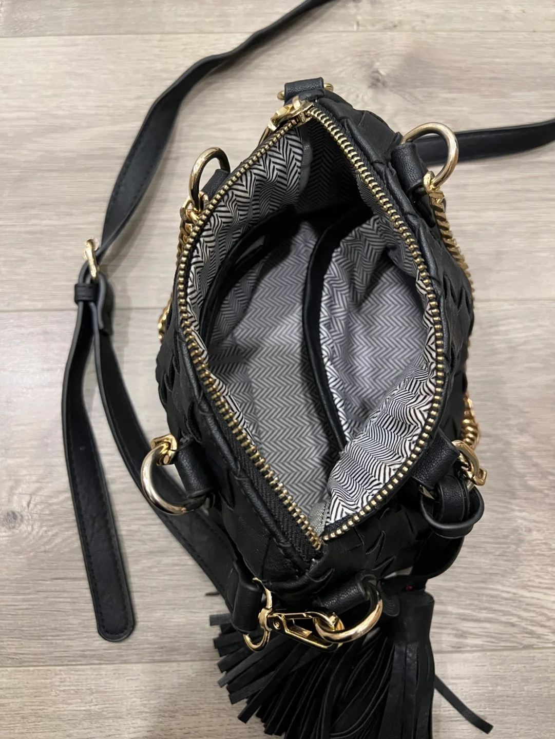 Black Woven Crossbody Bag with Gold Chain Strap image indicator(8)