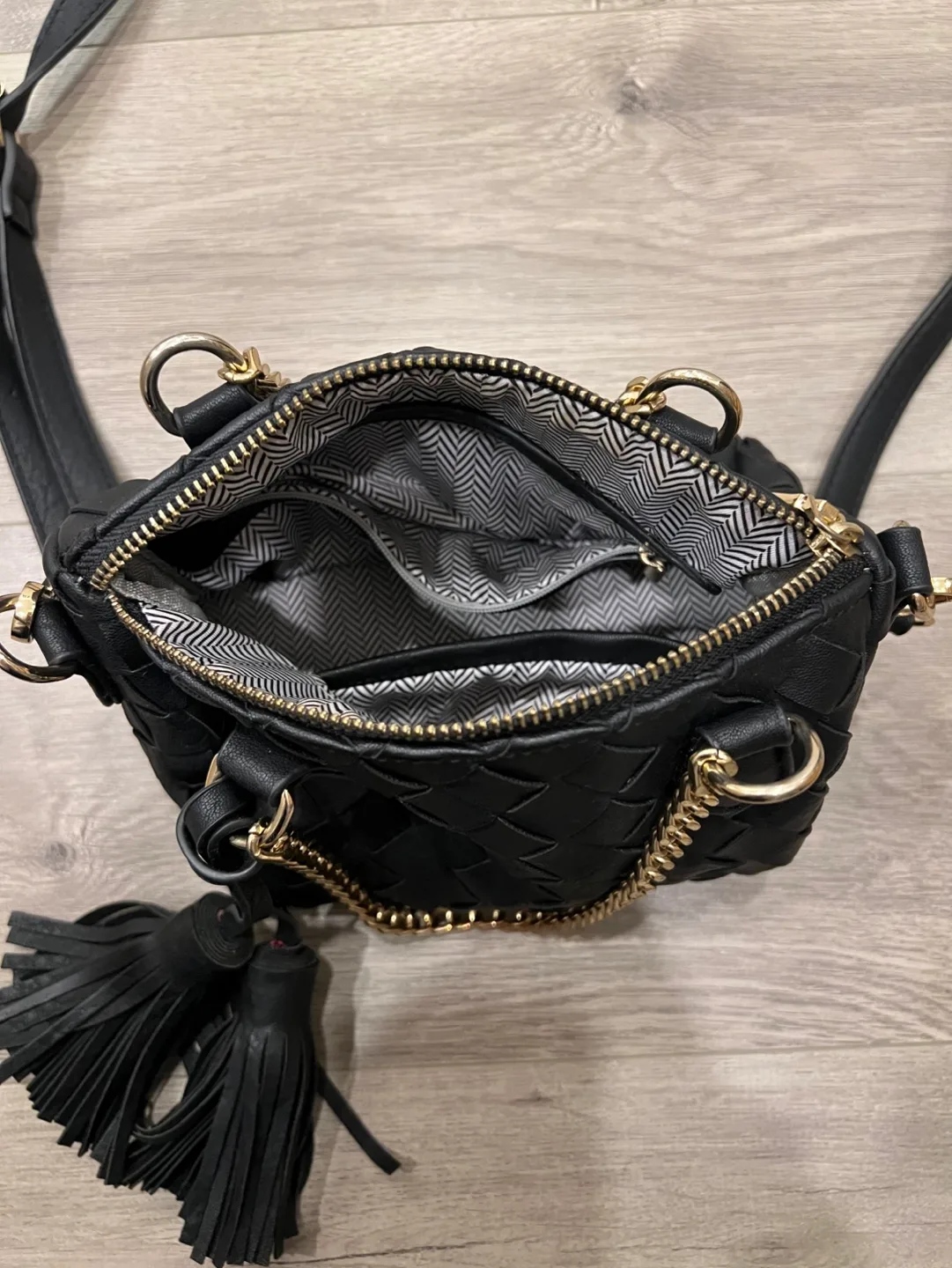 Black Woven Crossbody Bag with Gold Chain Strap image indicator(7)