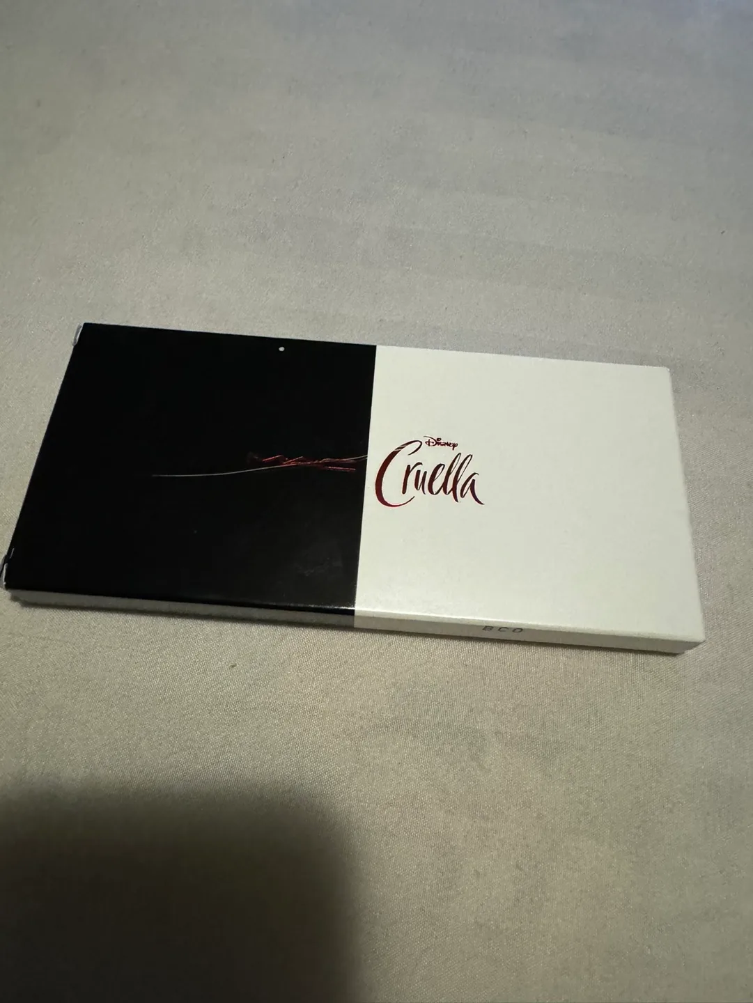 MAC Cosmetics x Disney Cruella Eyeshadow Palette image indicator(4)