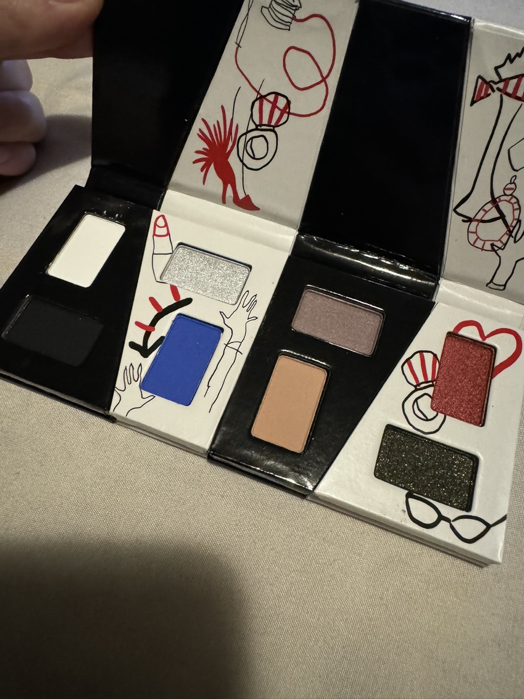 MAC Cosmetics x Disney Cruella Eyeshadow Palette - photo 3