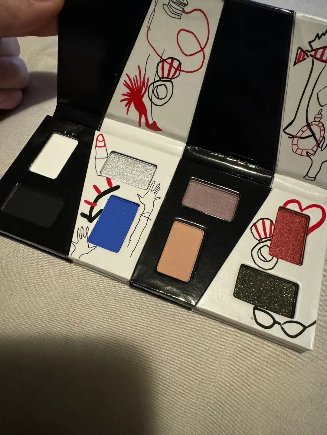 MAC Cosmetics x Disney Cruella Eyeshadow Palette image indicator(3)