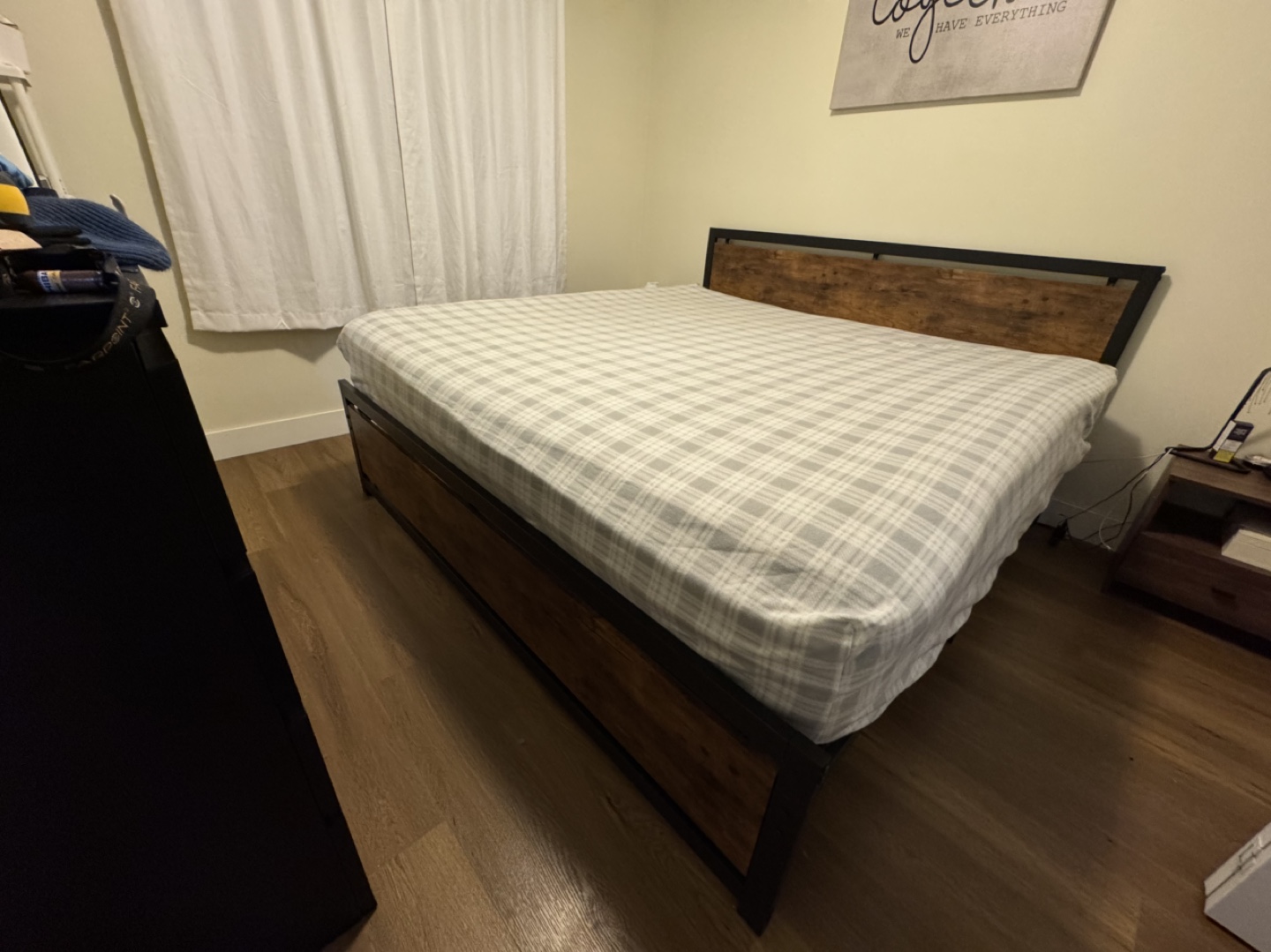 King Size Platform Bed Frame and mattress - photo 2