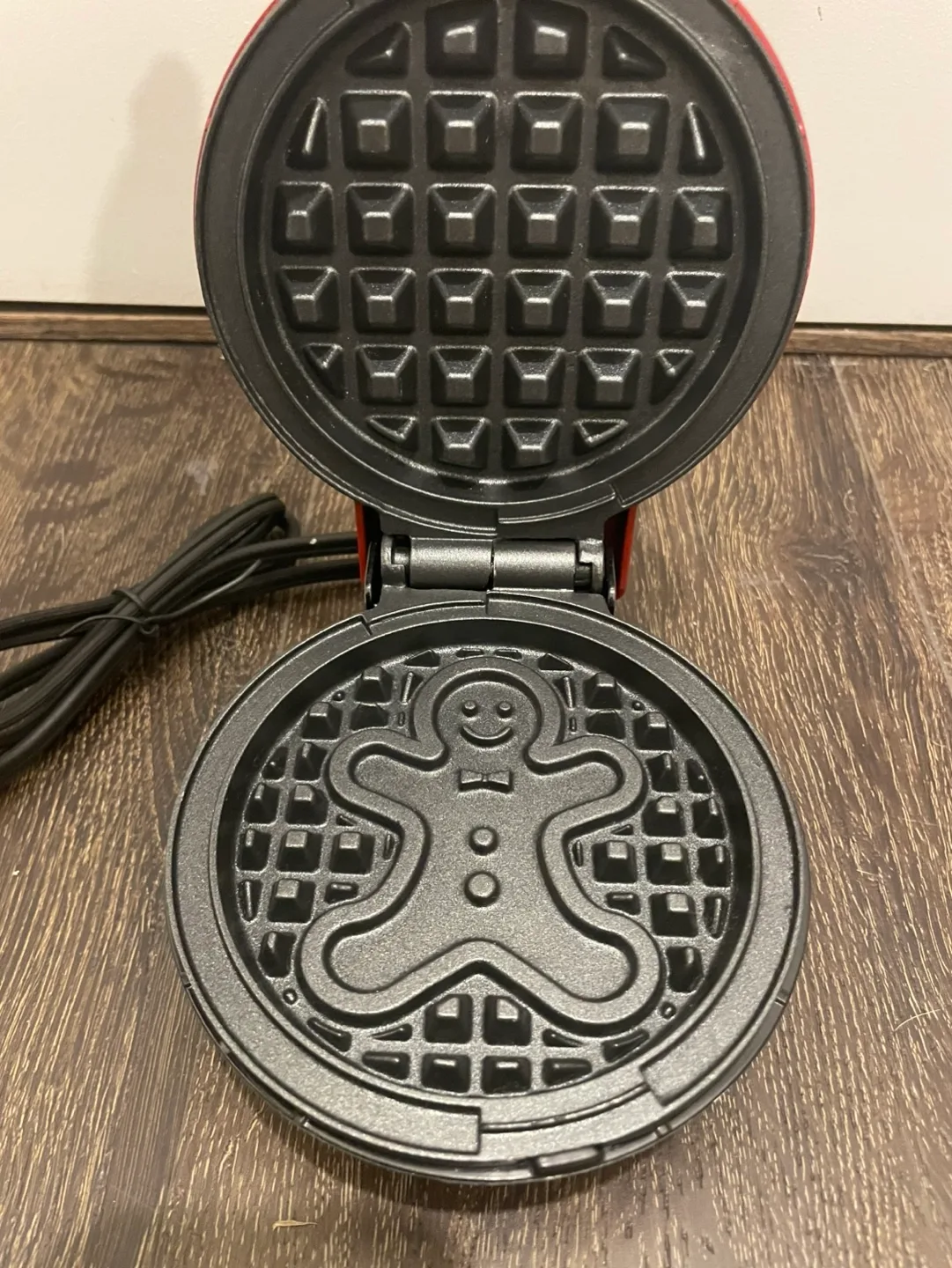 Dash Mini Gingerbread Waffle Maker image indicator(2)
