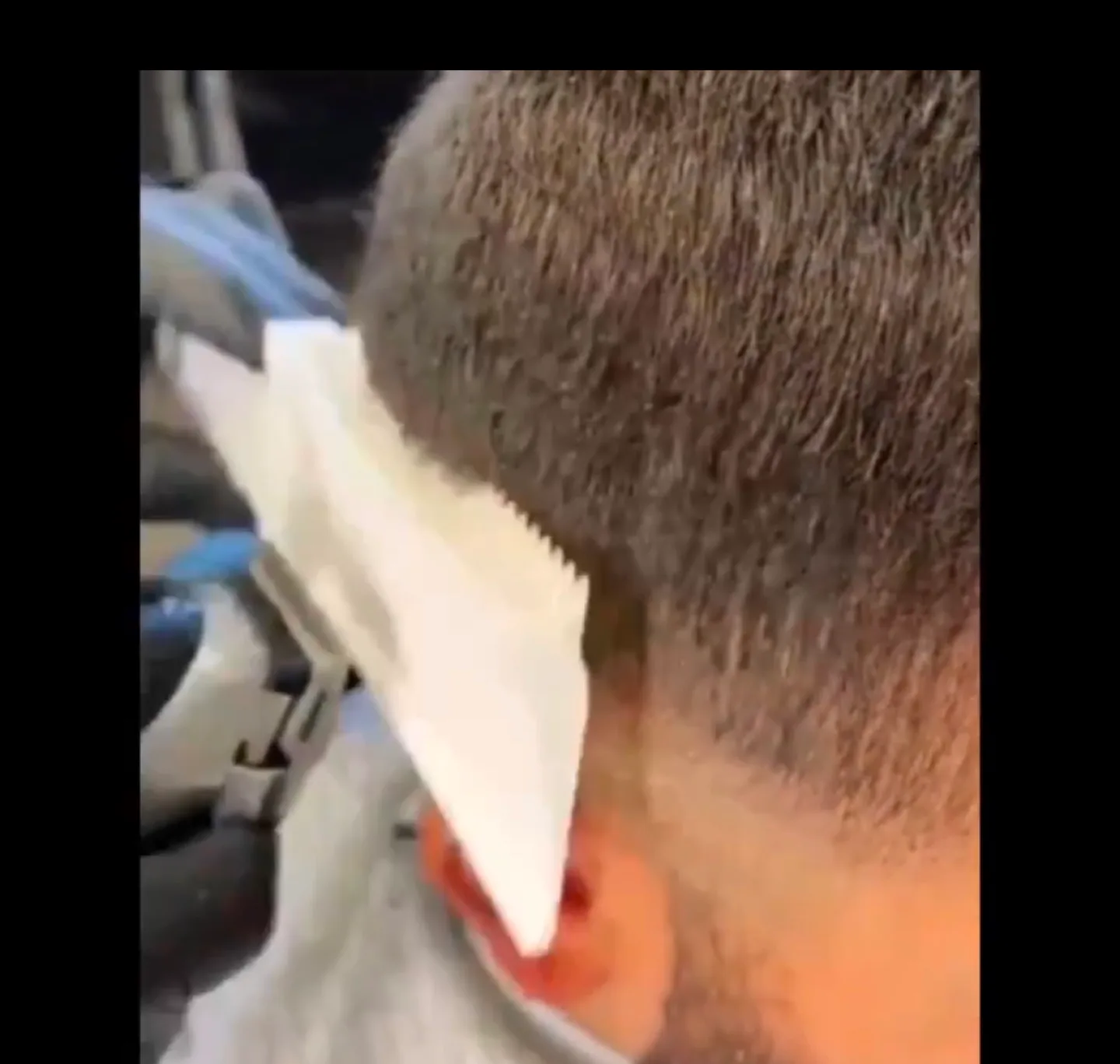 White Plastic Hair Cutting Comb image indicator(2)