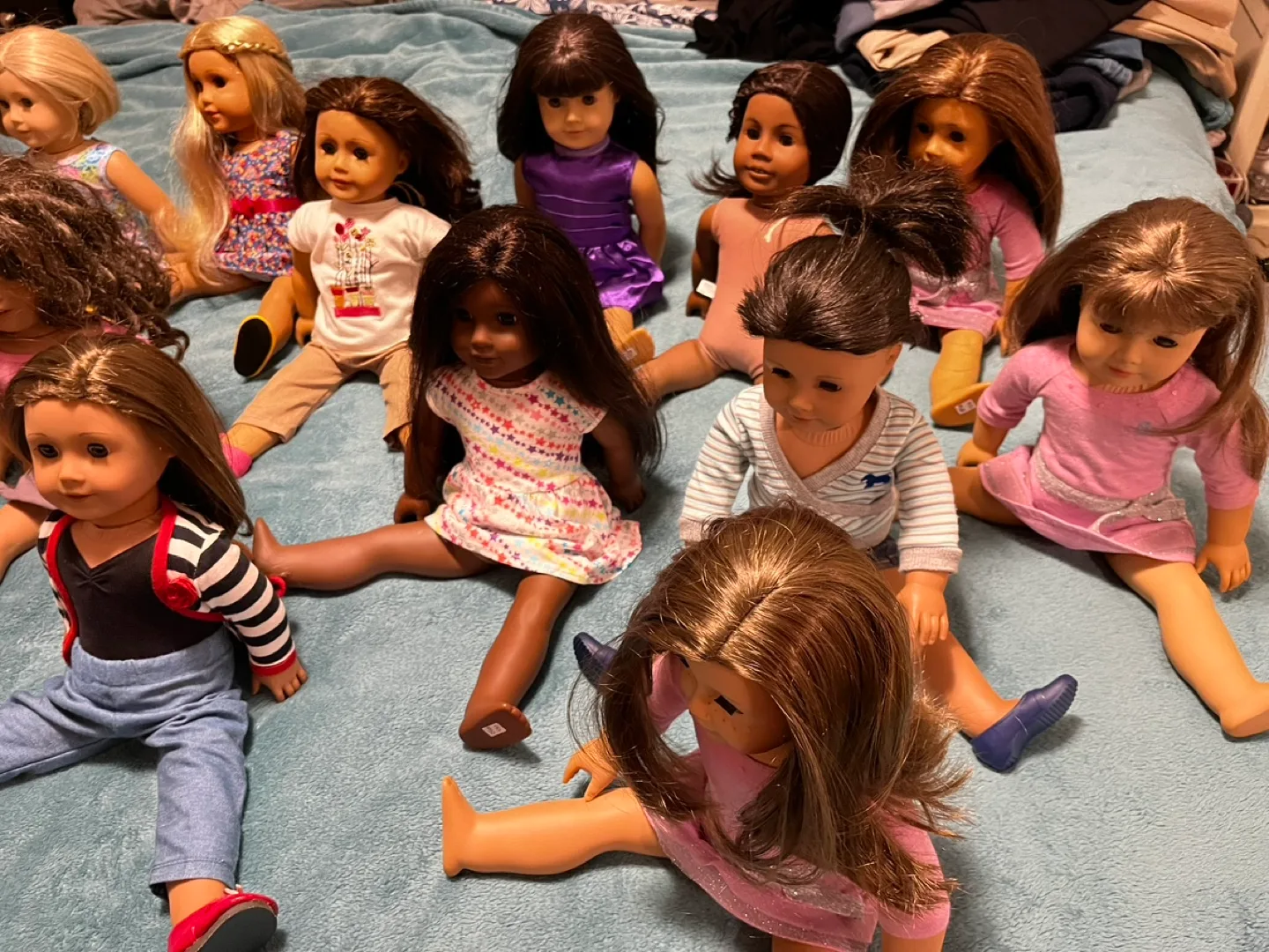 Lot of 18 American Girl Dolls image indicator(4)