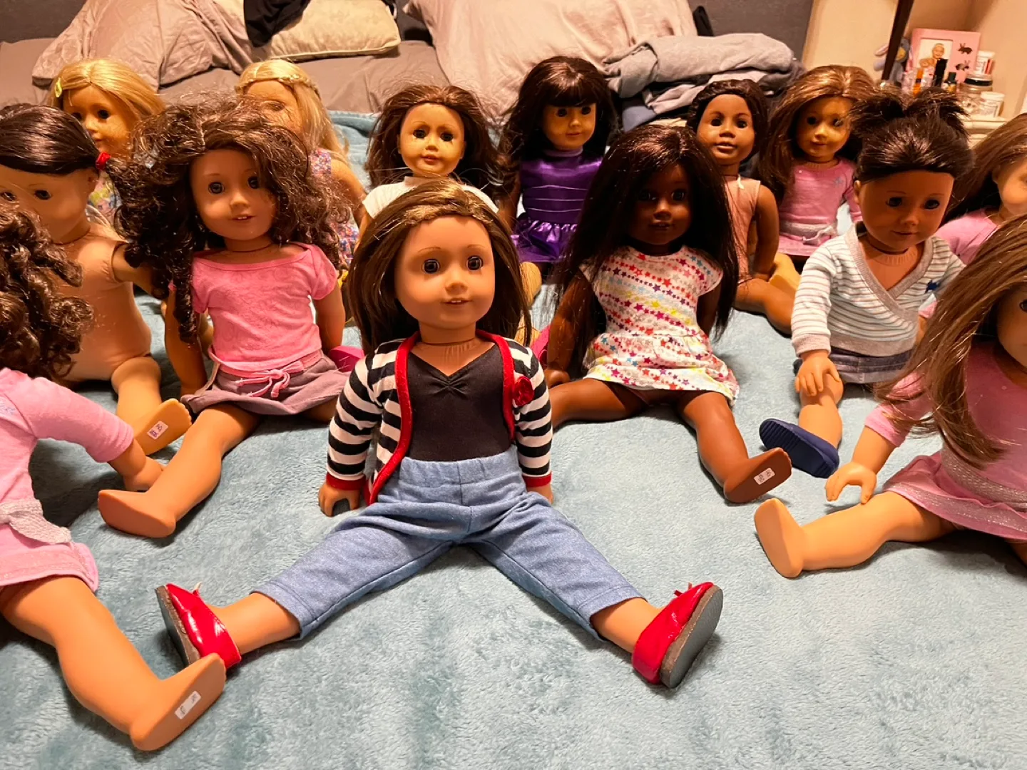 Lot of 18 American Girl Dolls image indicator(5)