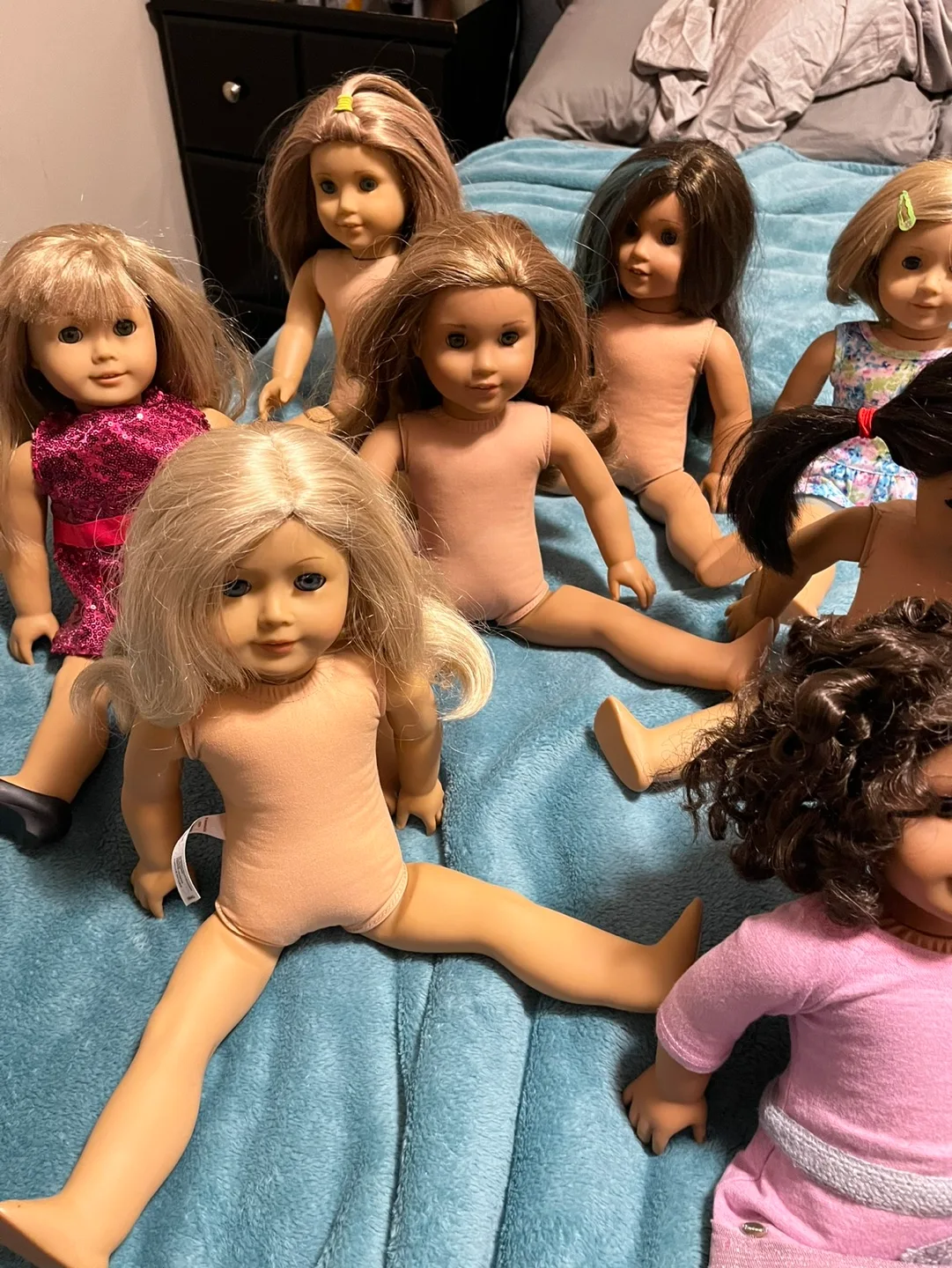 Lot of 18 American Girl Dolls image indicator(6)