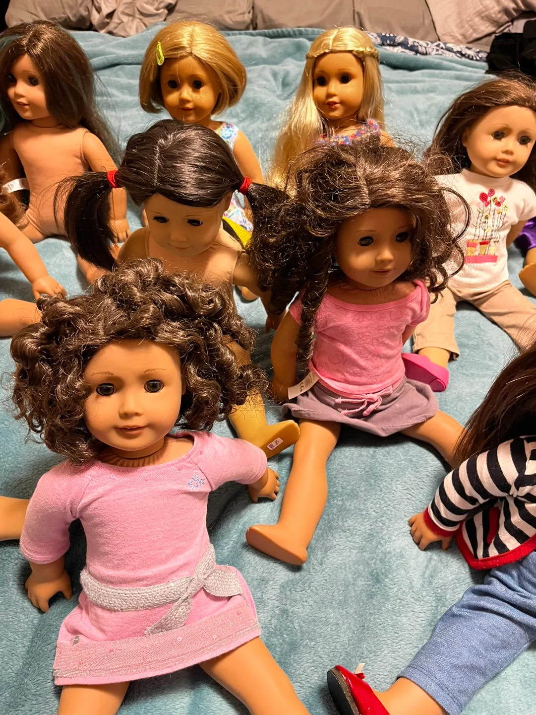 Lot of 18 American Girl Dolls image indicator(7)