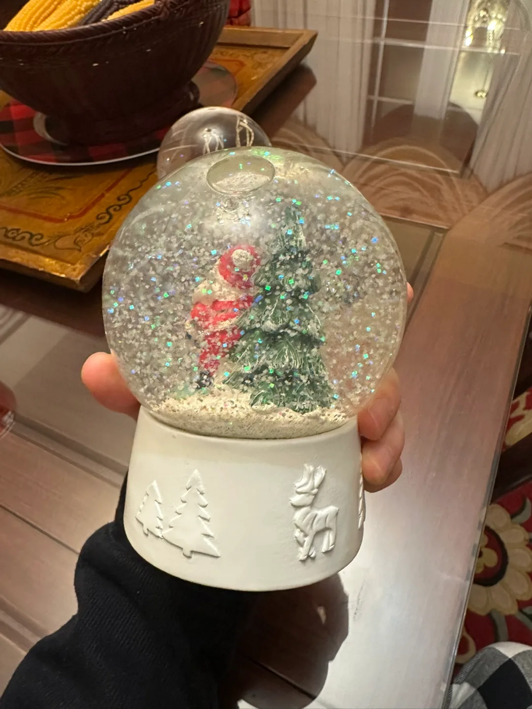 Santa skiing Snowglobe image indicator(3)