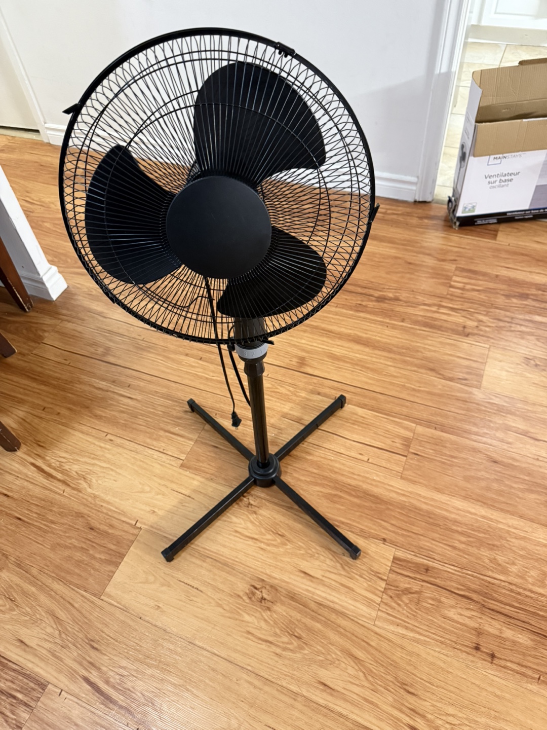 Mainstays Oscillating Stand Fan - 16 inch