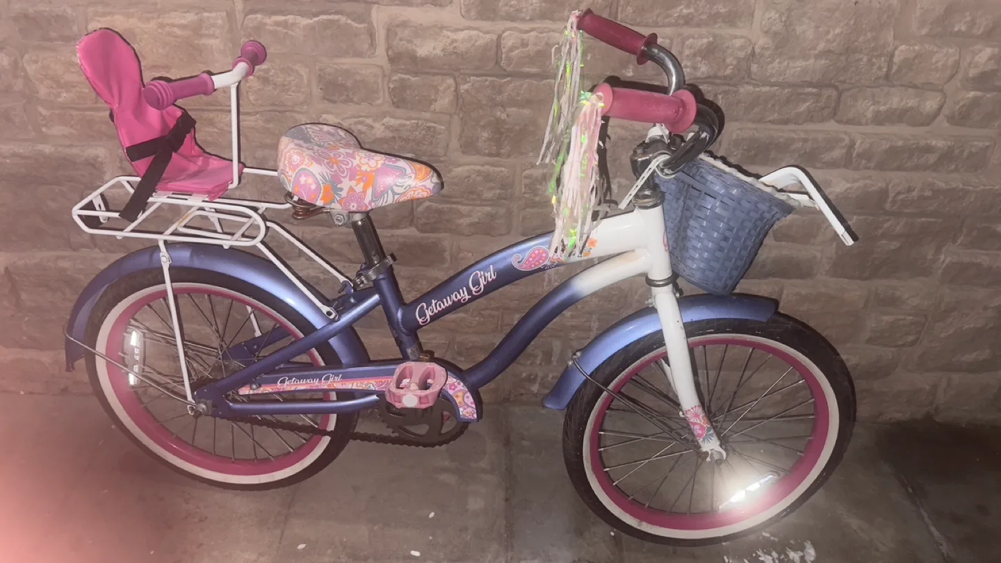 Girls' Getaway Girl Bicycle with Training Wheels image indicator(2)