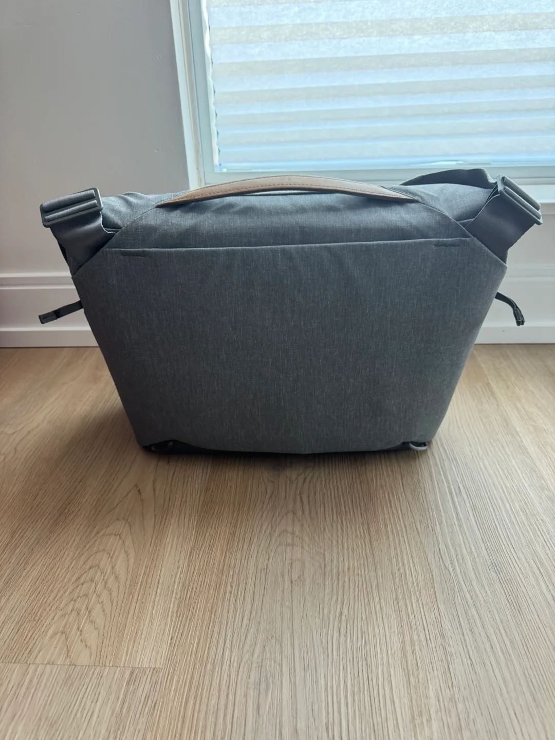 Peak Design Everyday Messenger 13L - Ash image indicator(2)