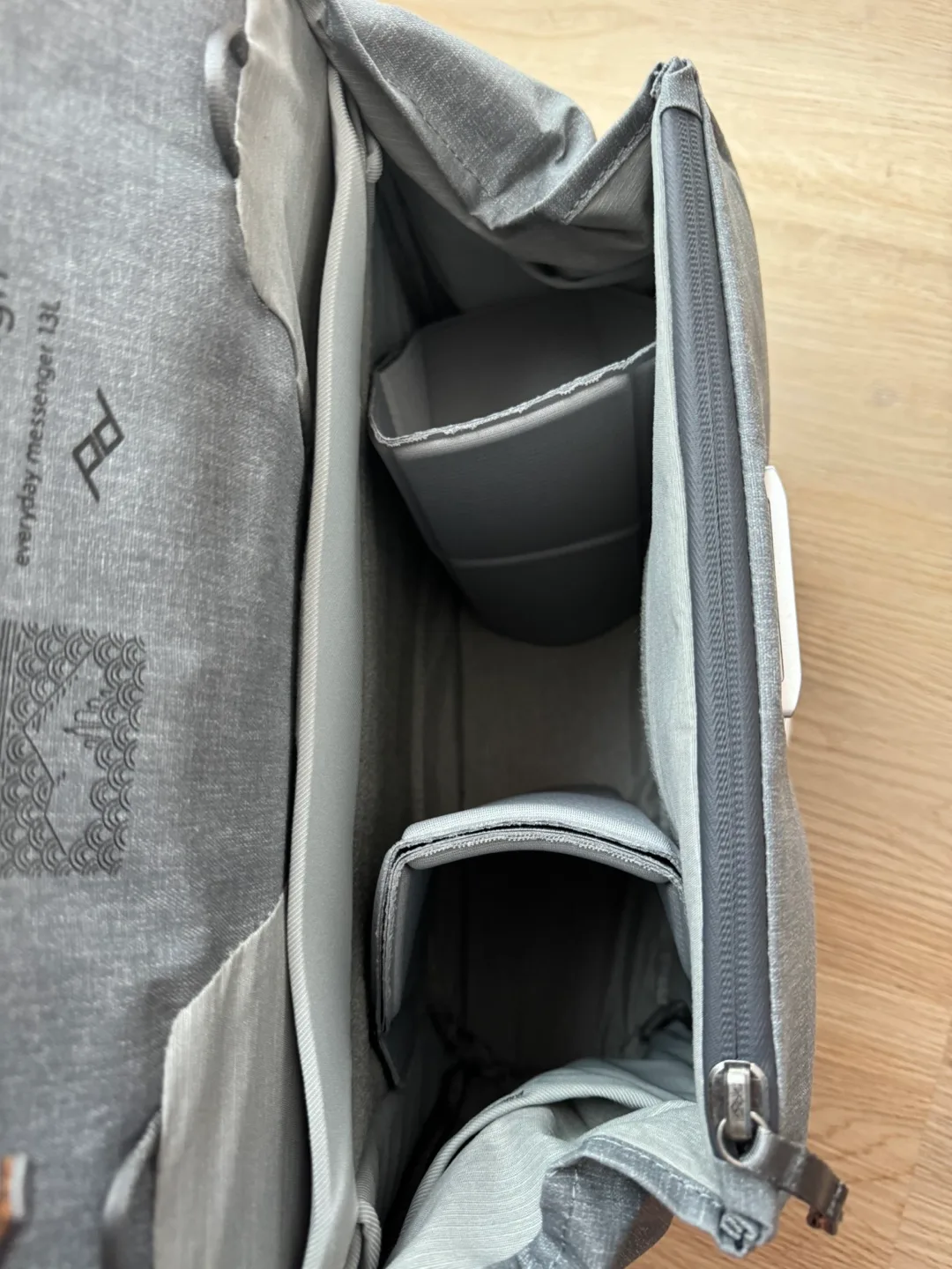 Peak Design Everyday Messenger 13L - Ash image indicator(4)