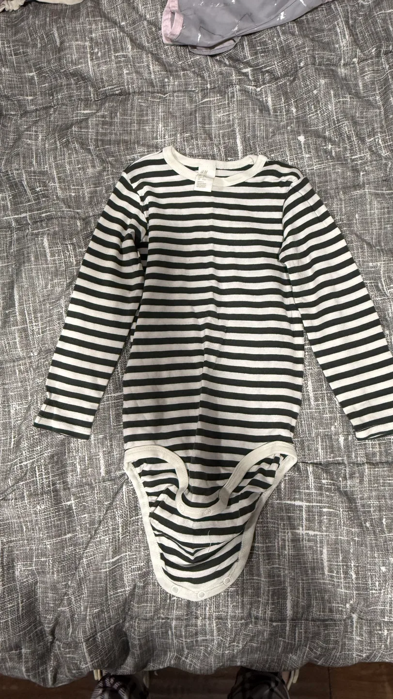 H&M Baby Bodysuits (3-4Y) and two toddler tank tops image indicator(3)