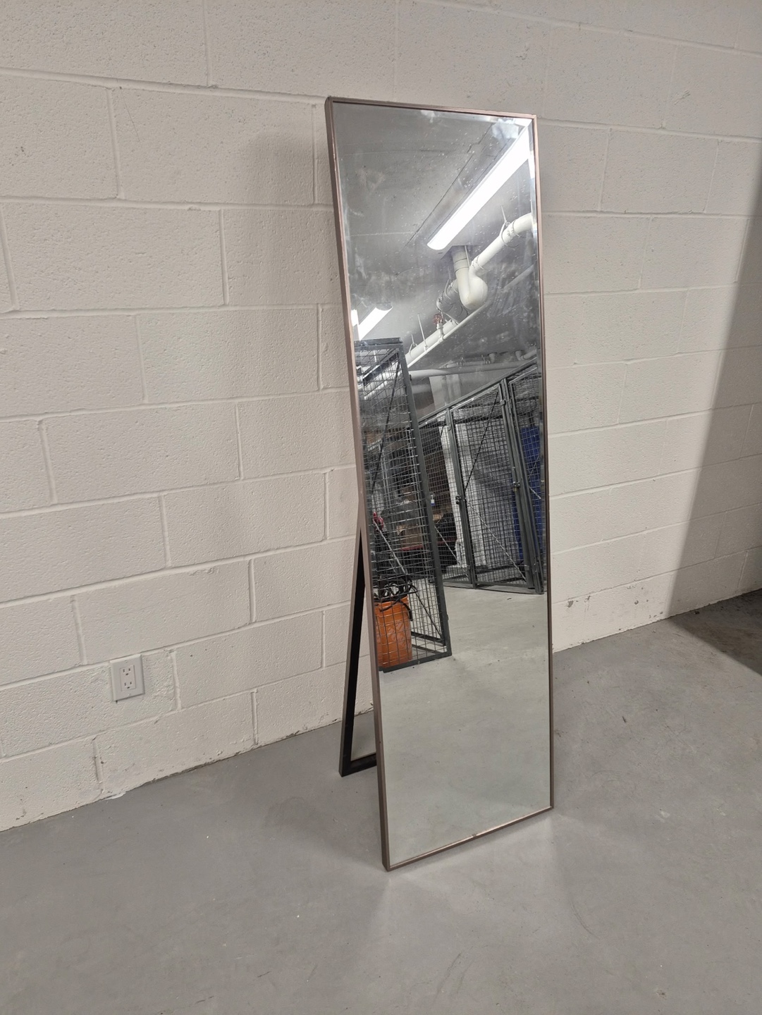 Standing mirror