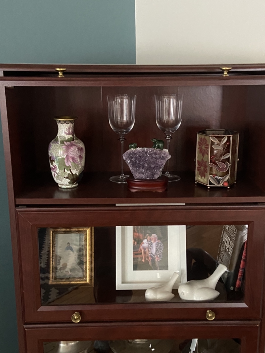 Four-shelf mahogany curio cabinet - photo 2
