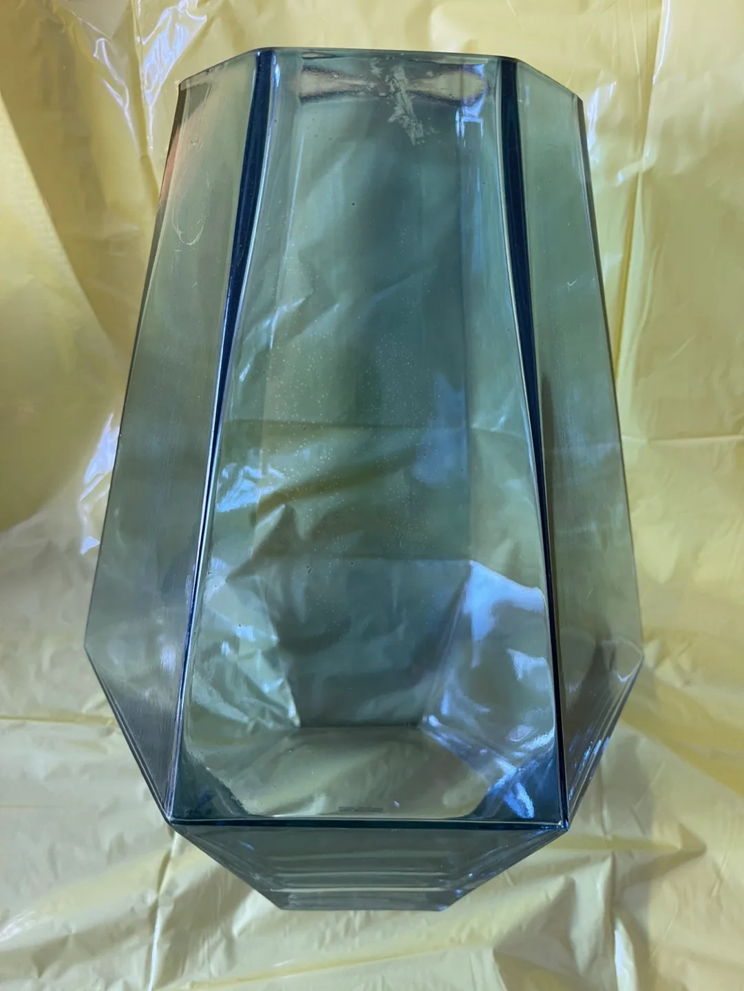 Geometric Glass Vase with Seashells image indicator(3)