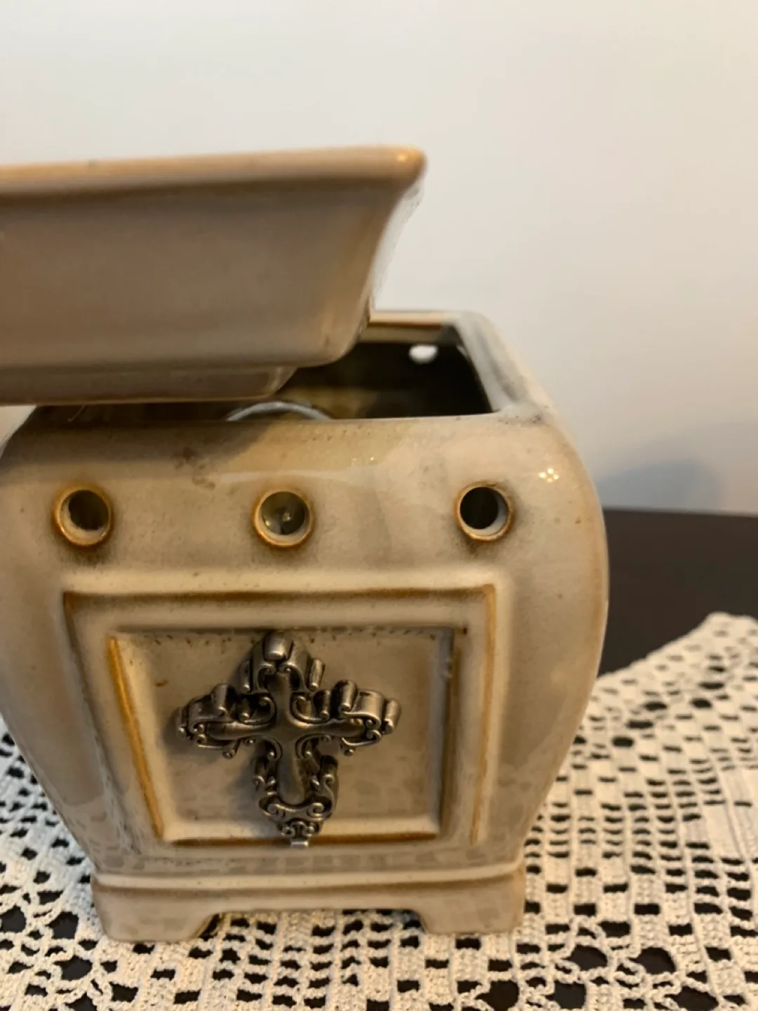 Ceramic Wax Warmer with Cross Detail image indicator(3)