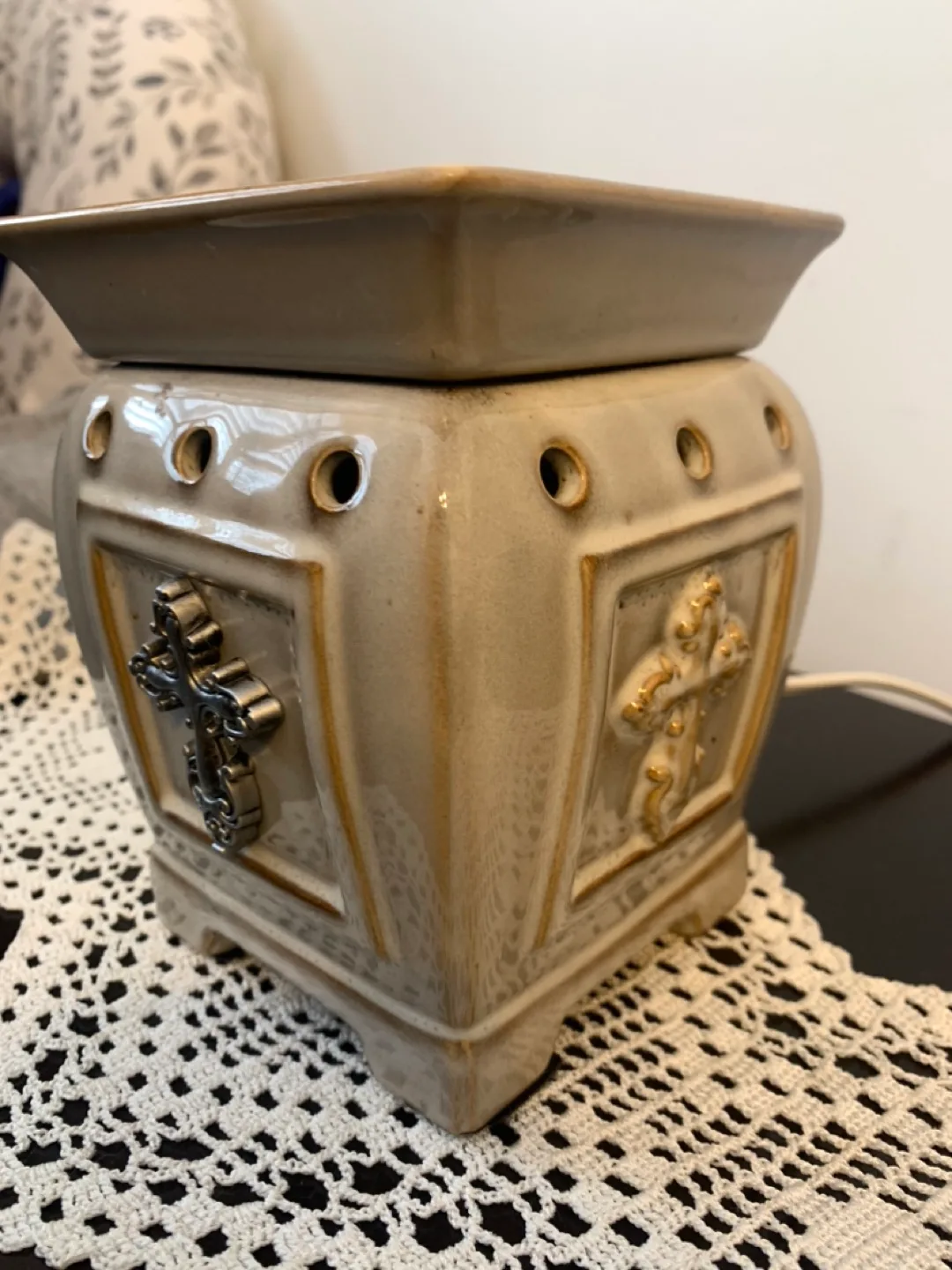 Ceramic Wax Warmer with Cross Detail image indicator(2)