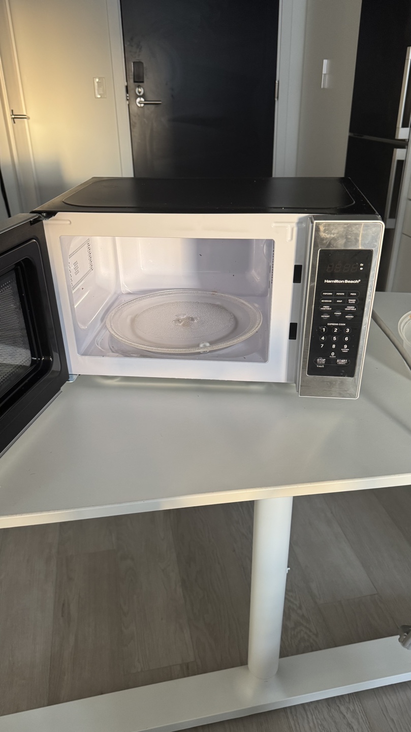 Hamilton Beach 0.7 cu. ft. Microwave - photo 2