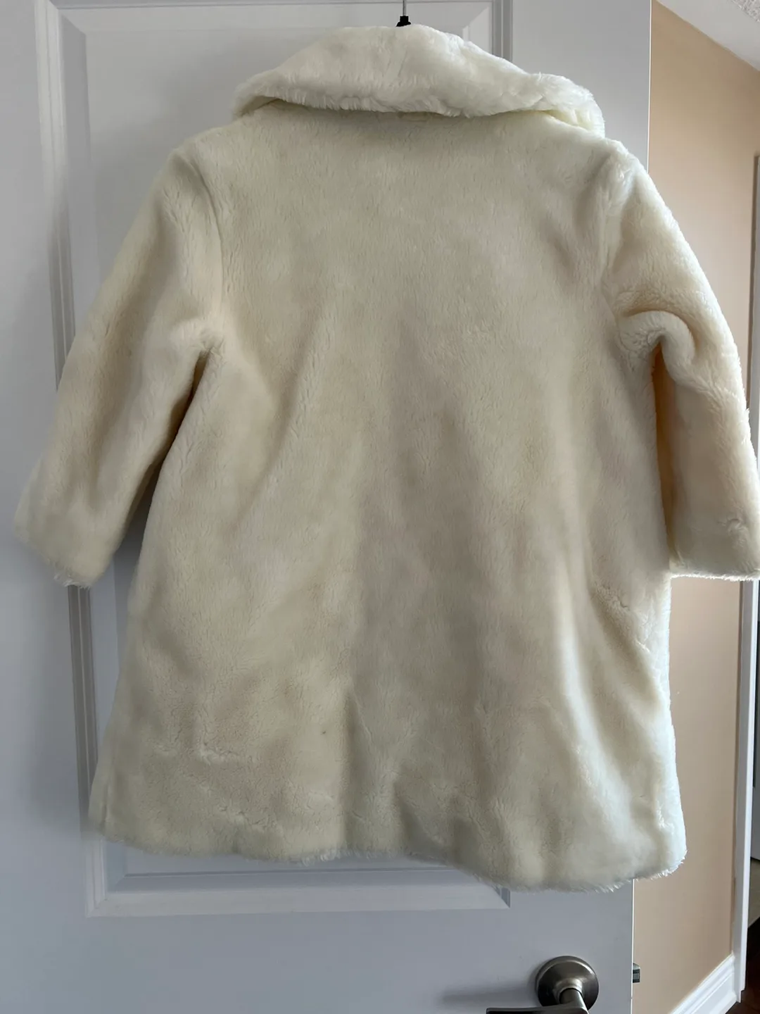 Adorable Vintage White Faux Fur Coat. 🥕 image indicator(2)