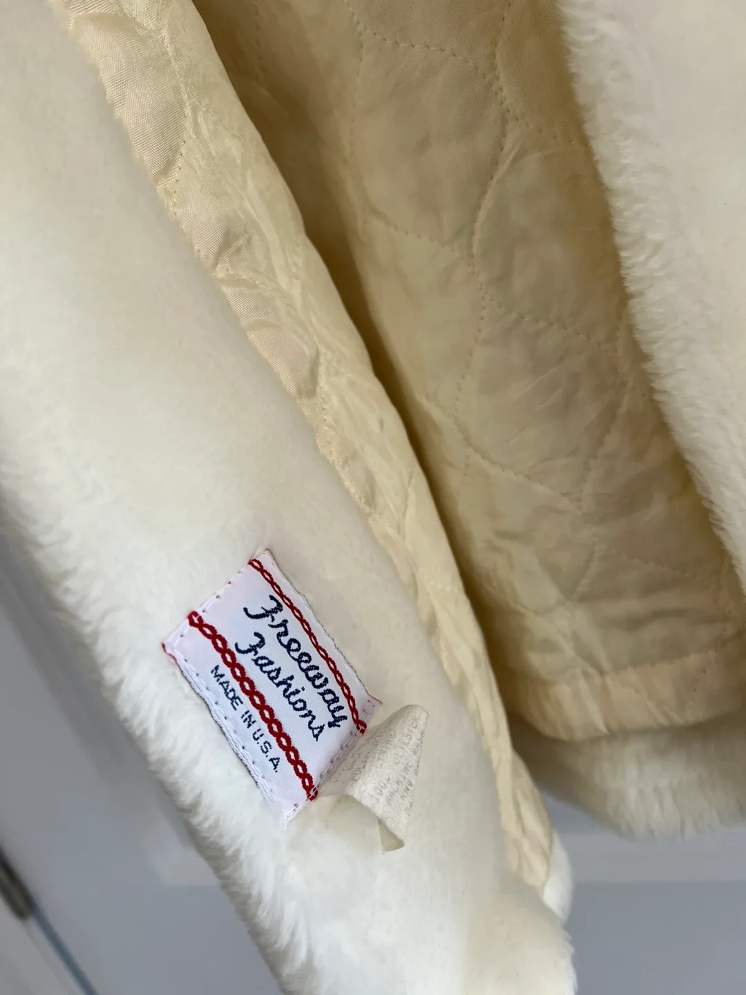Adorable Vintage White Faux Fur Coat. 🥕 image indicator(3)