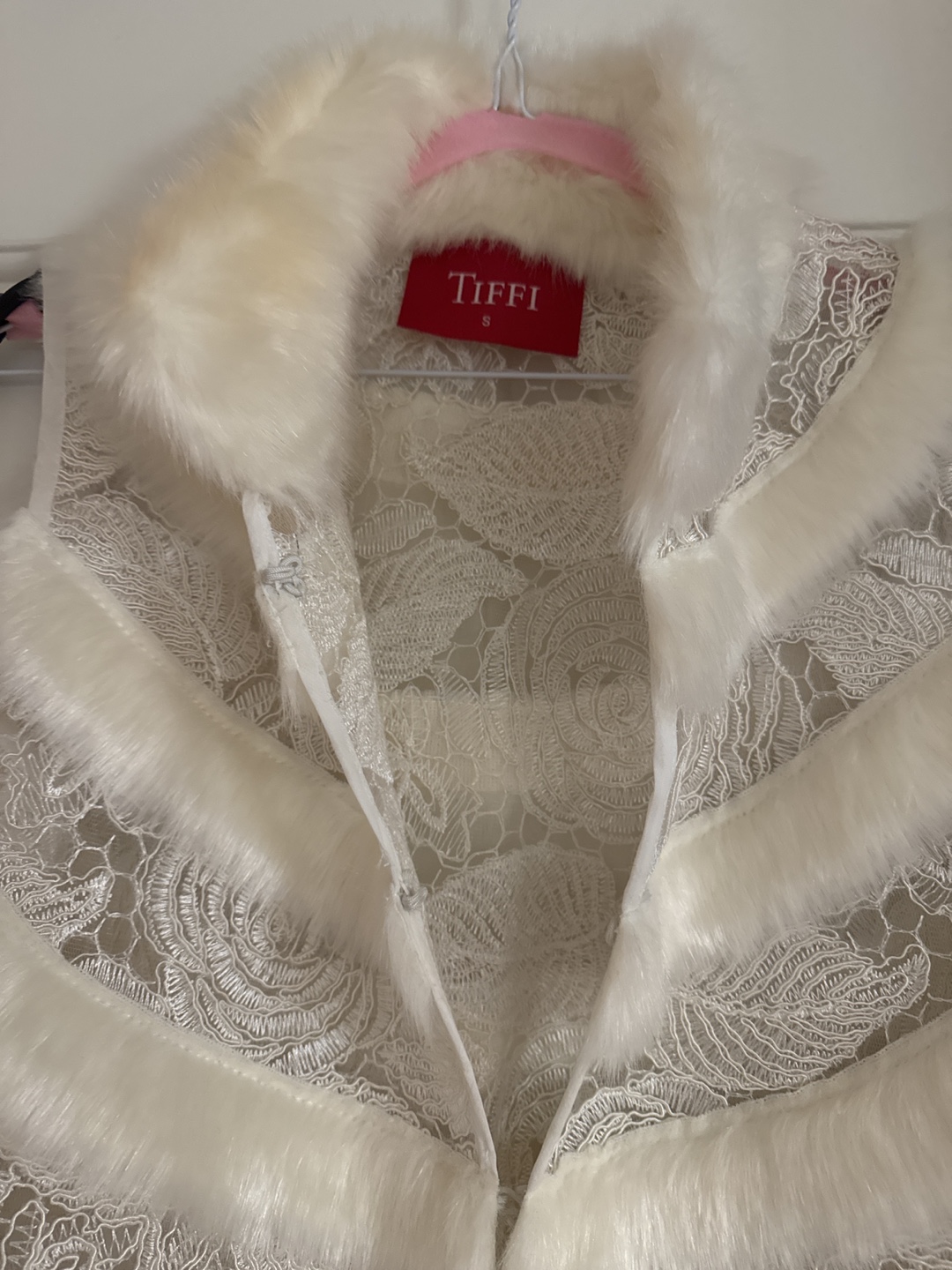 TIFFİ White Lace and Faux Fur Vest - Size Small - photo 2
