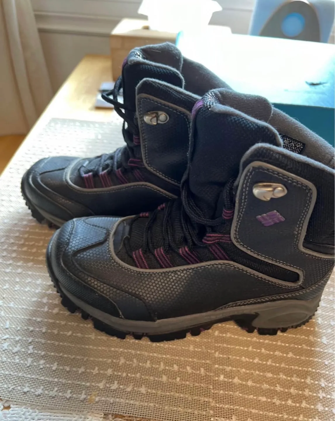 🏈 Columbia Women's Liftop Omni-Heat Winter Boots - Size 6 image indicator(3)