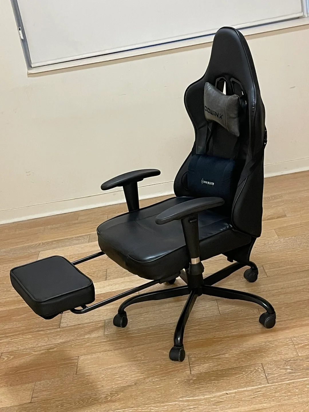 Gaming Chair with Footrest - Black Leather image indicator(4)
