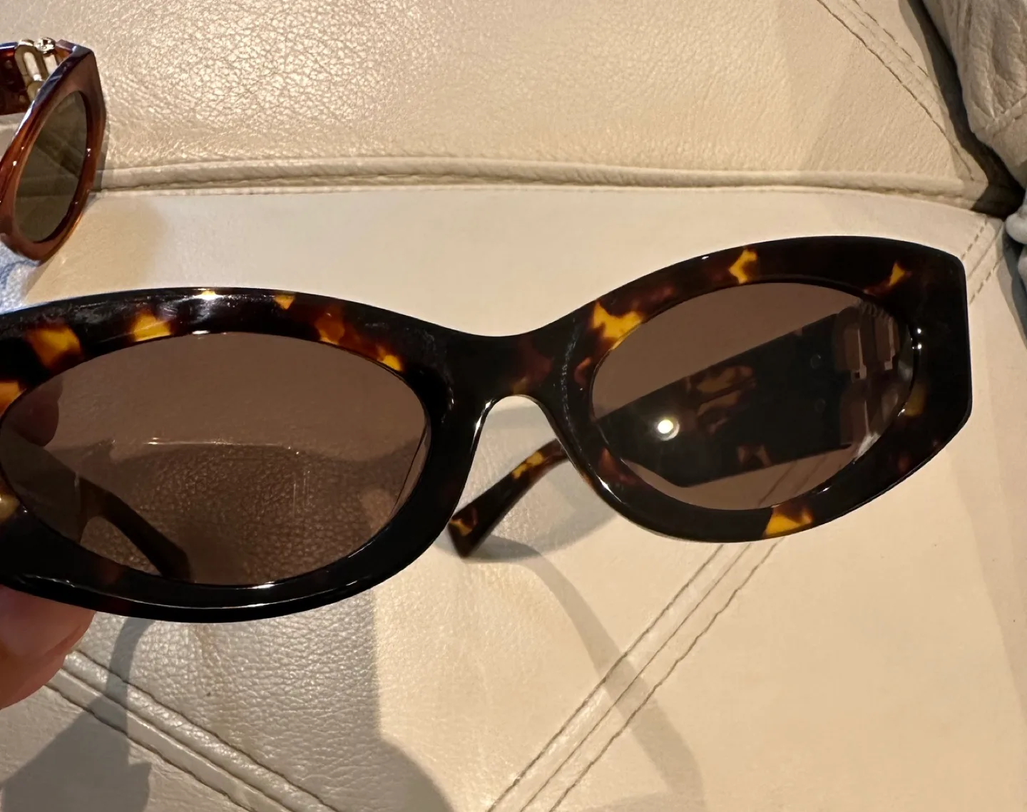 MIU MIU Sunglasses Tortoise Shell Oval Frame image indicator(2)