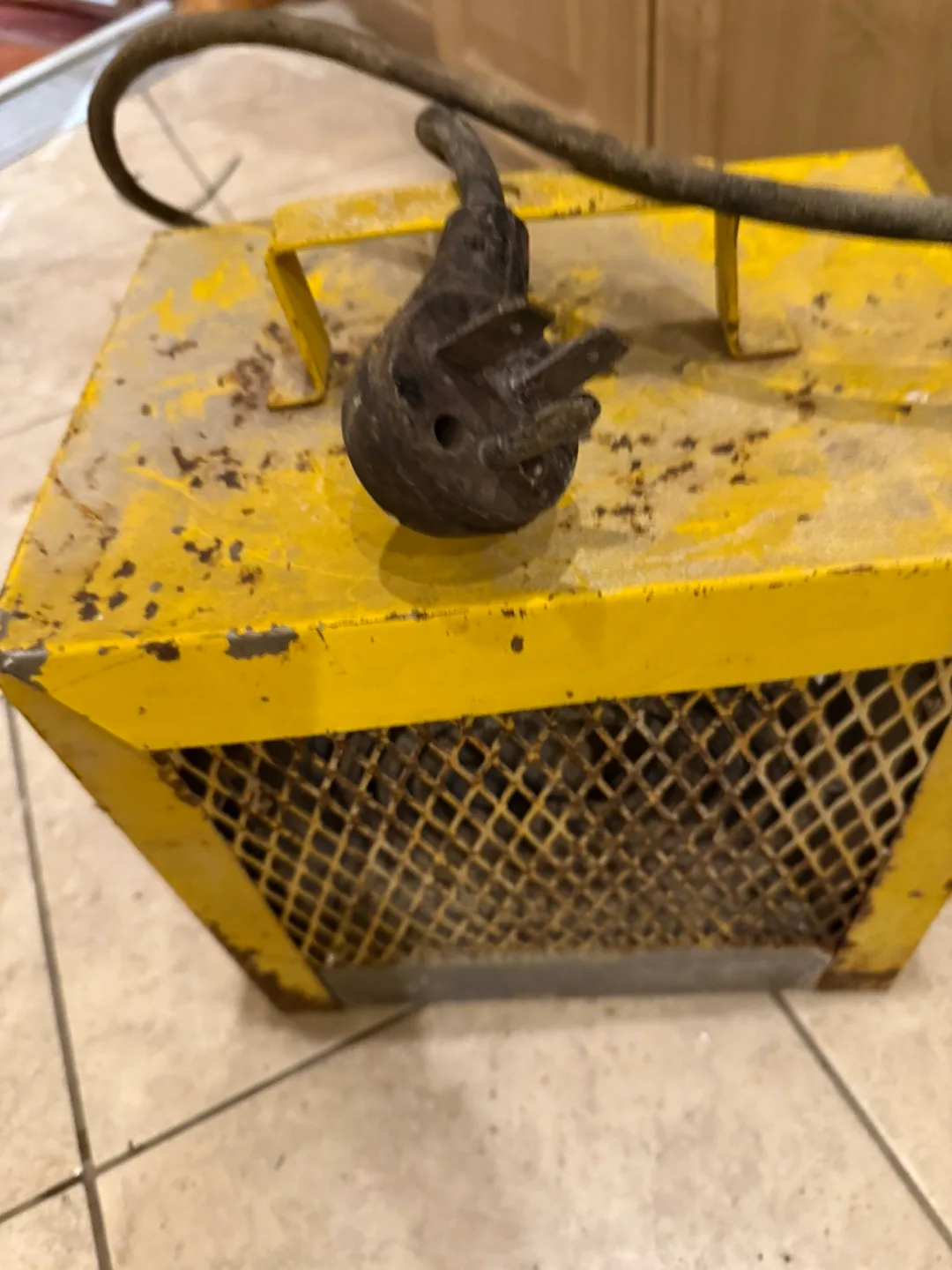 Vintage Yellow Industrial Heater - 240V, 4800 Watts image indicator(2)