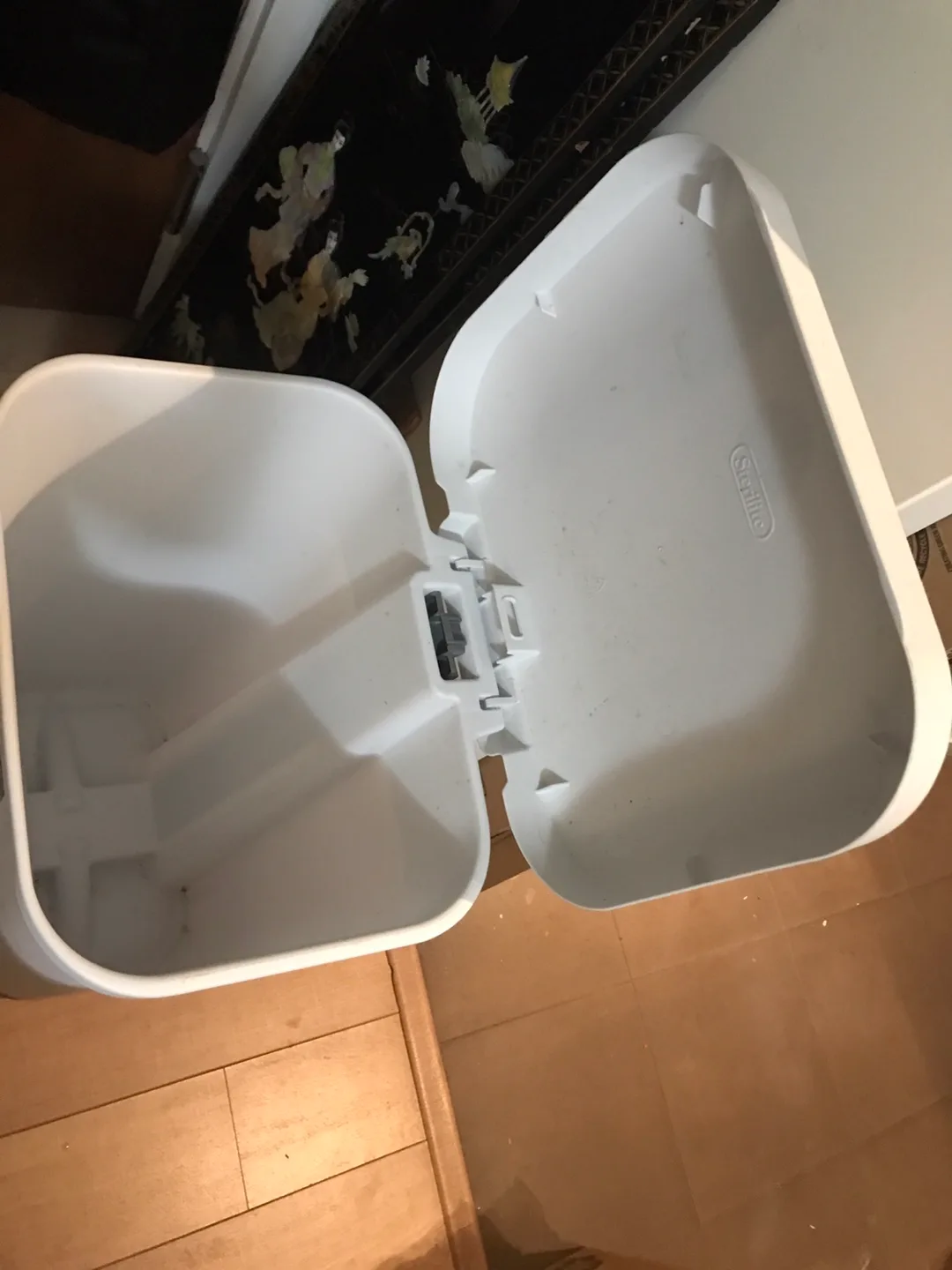 Sterilite Step-on Trash Can image indicator(2)