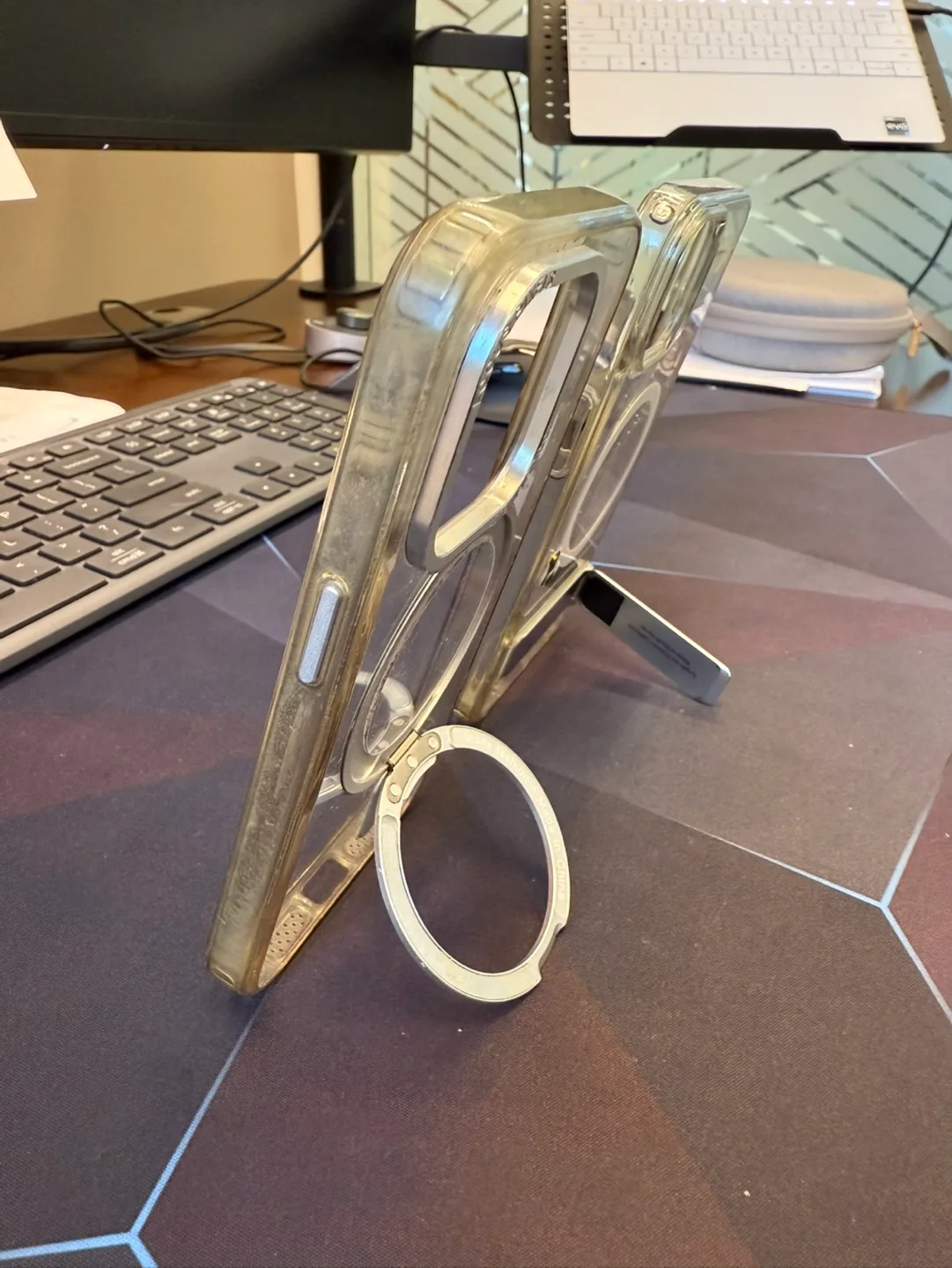 Free iPhone 14 case with stand image indicator(3)