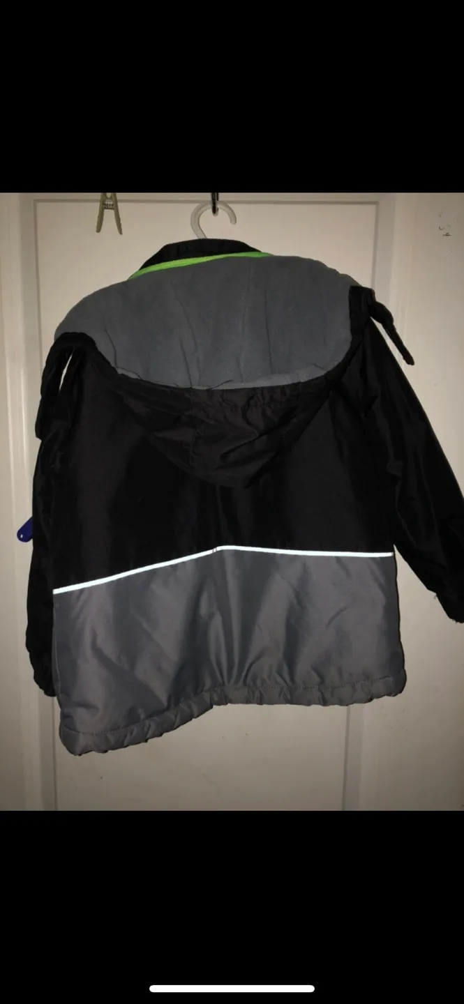 Boys size 4/5 winter coat image indicator(2)