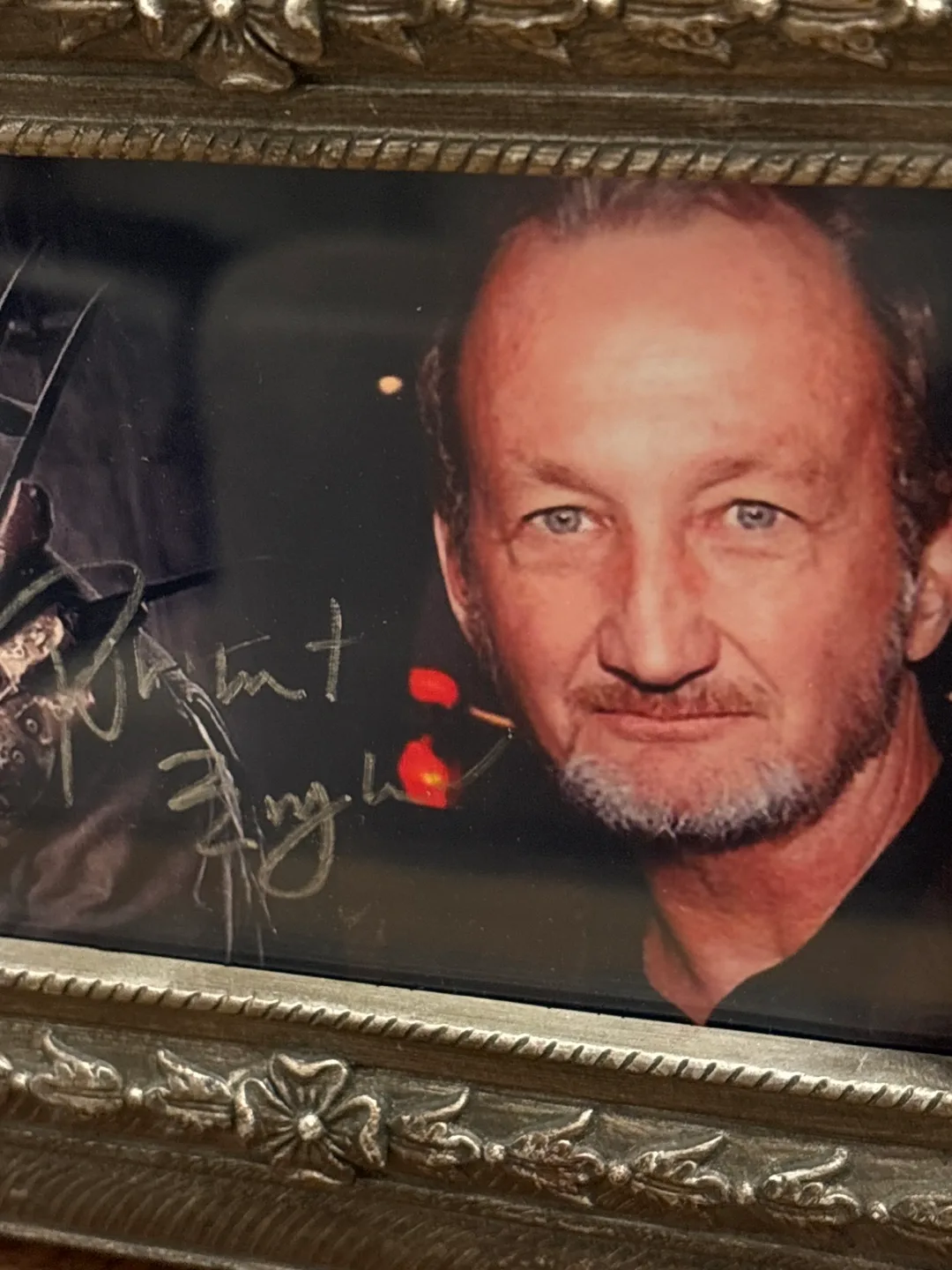 🏈 Robert Englund Signed Nightmare on Elm Street 4x6 Photo image indicator(2)