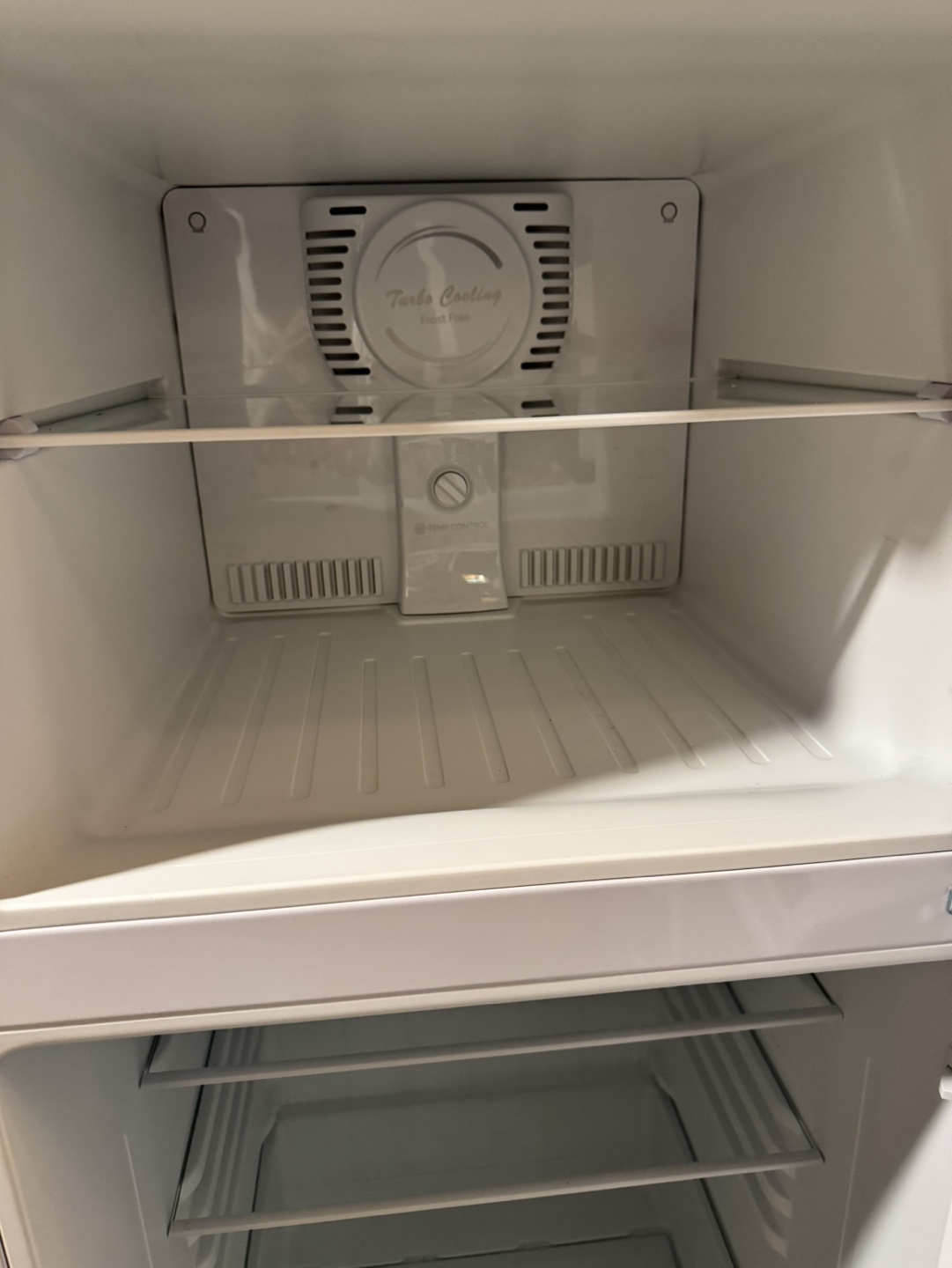 24 inch Fridge - NEW - White Retro - photo 3