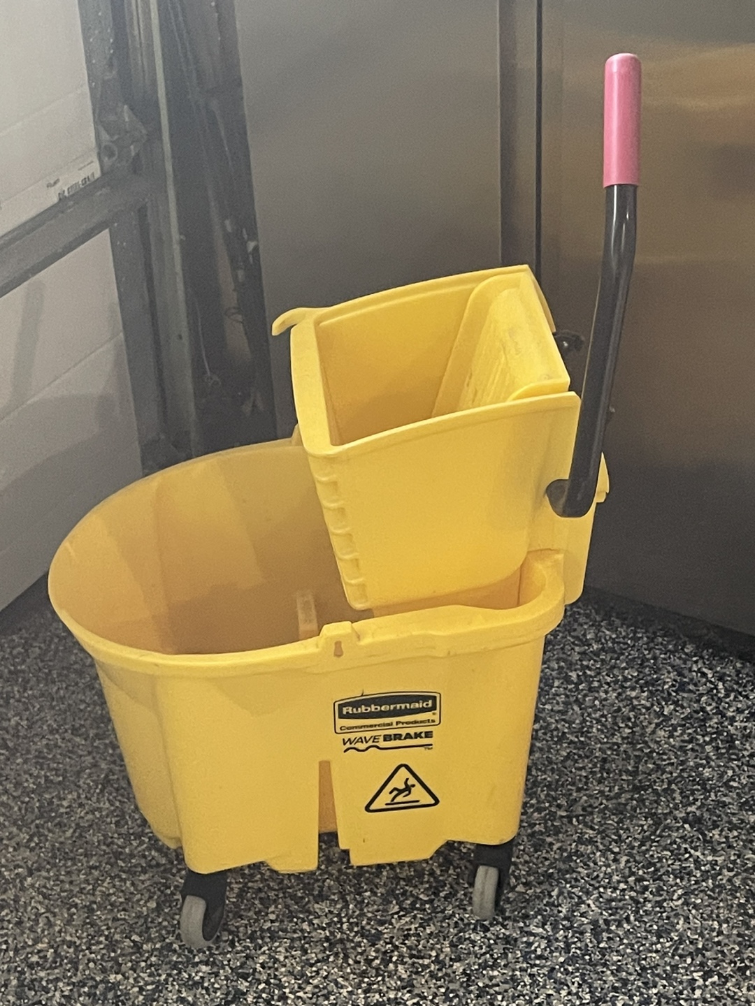Rubbermaid Commercial WaveBrake Mop Bucket🏈