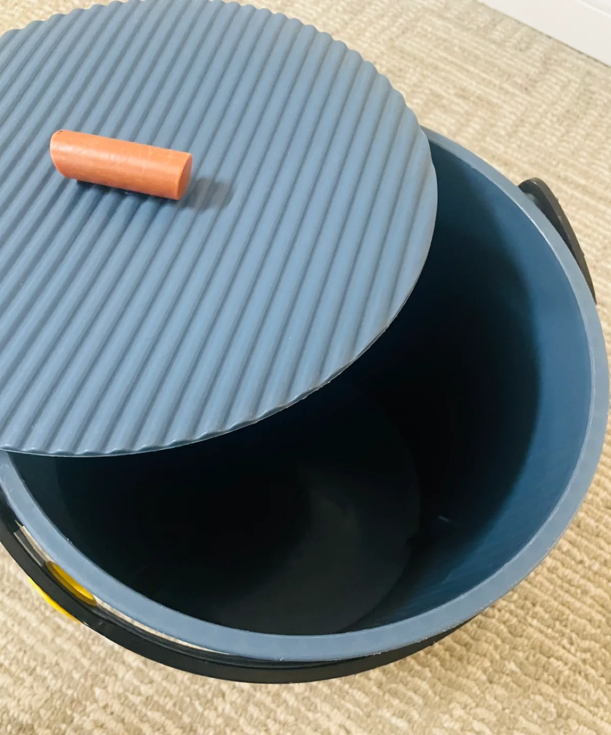 Blue Plastic Storage Bin with Lid and Handle image indicator(4)
