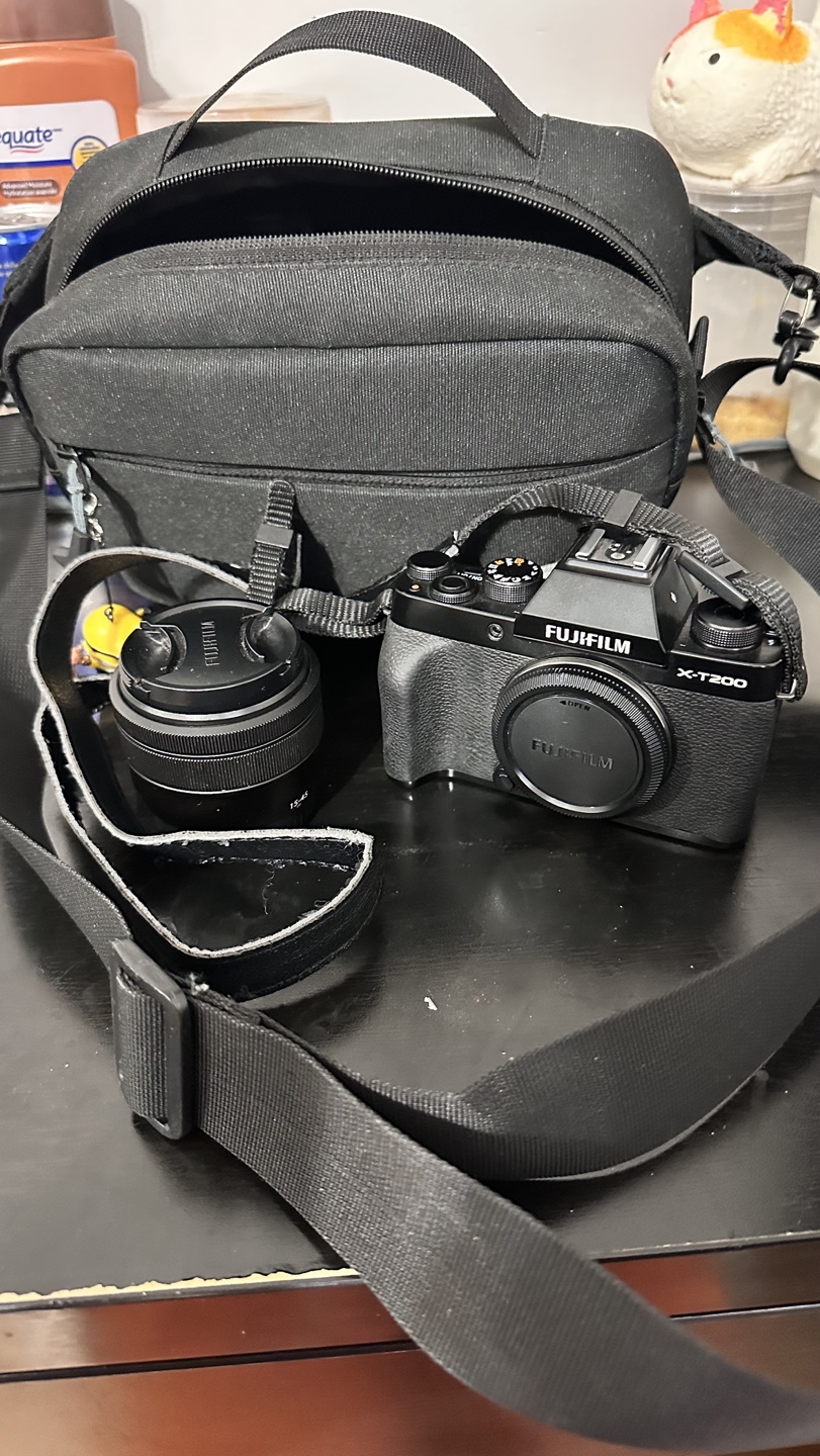 Fujifilm X-T200 Camera with original Lens and Bag