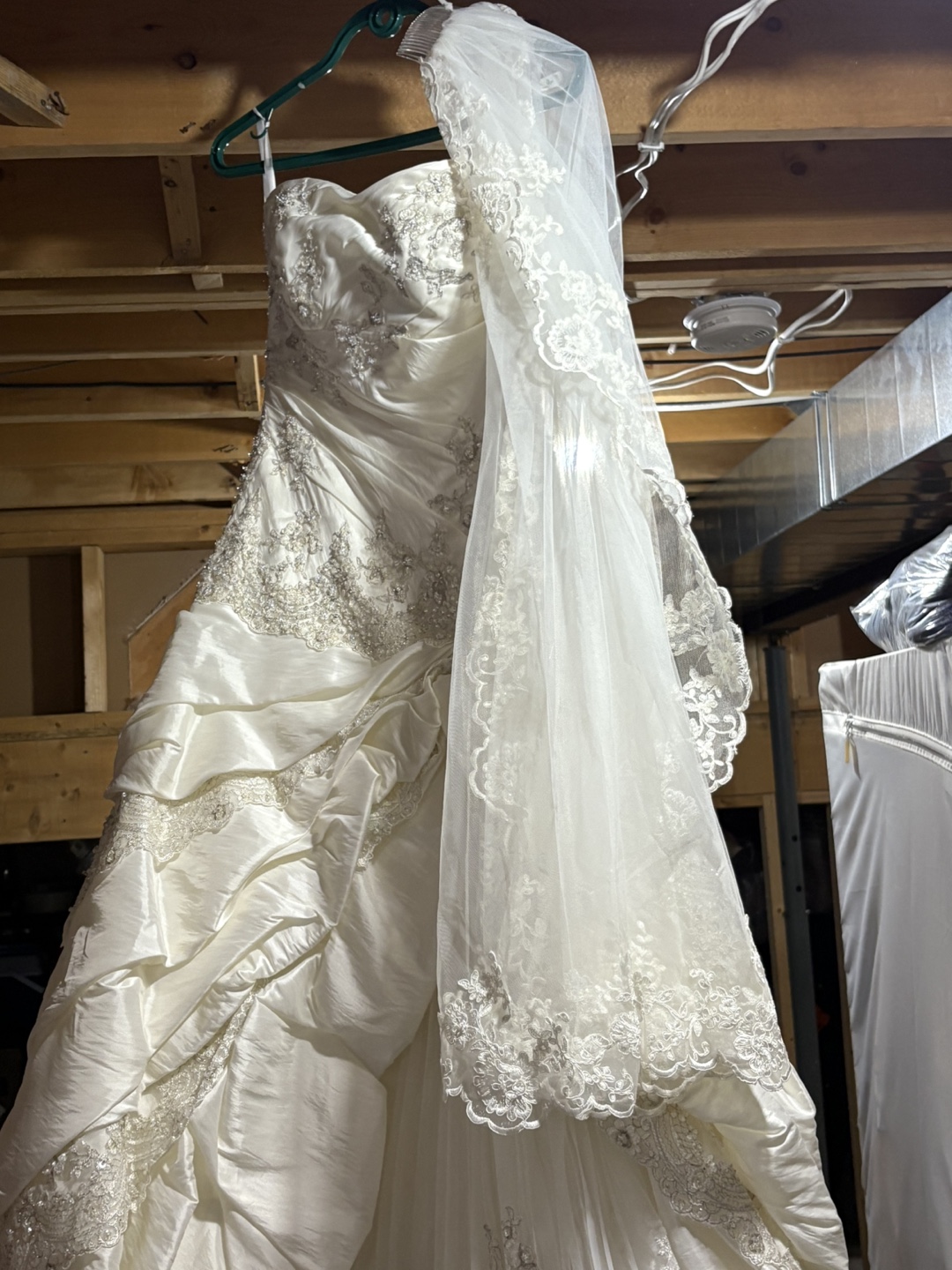 Stunning Ivory Wedding Dress with Veil - photo 2