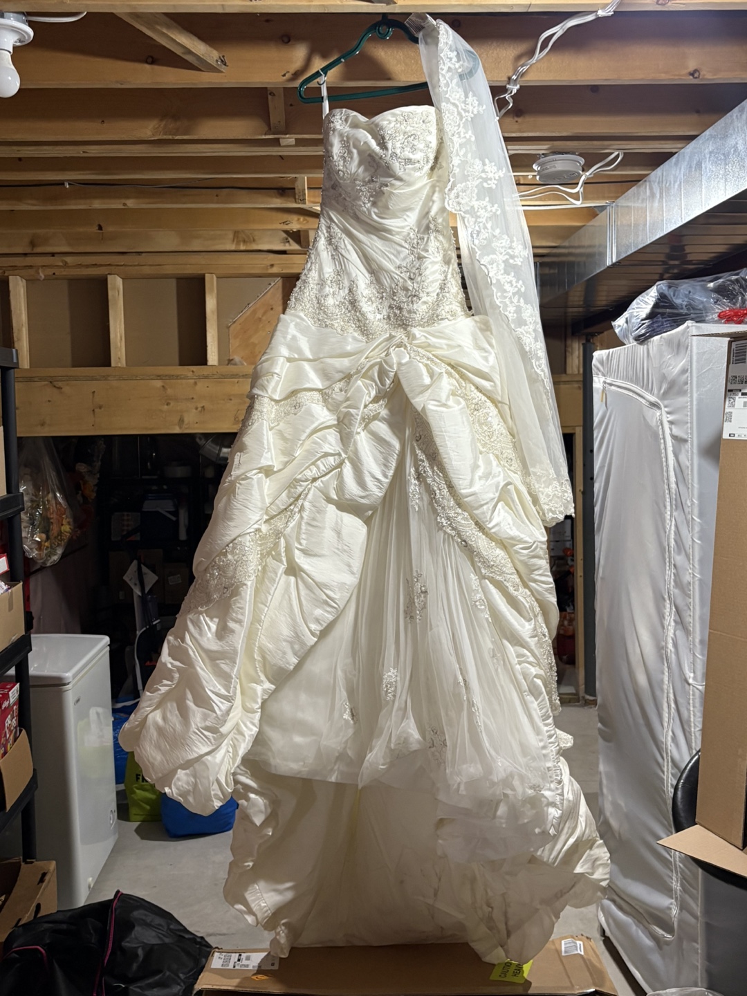 Stunning Ivory Wedding Dress with Veil - photo 3