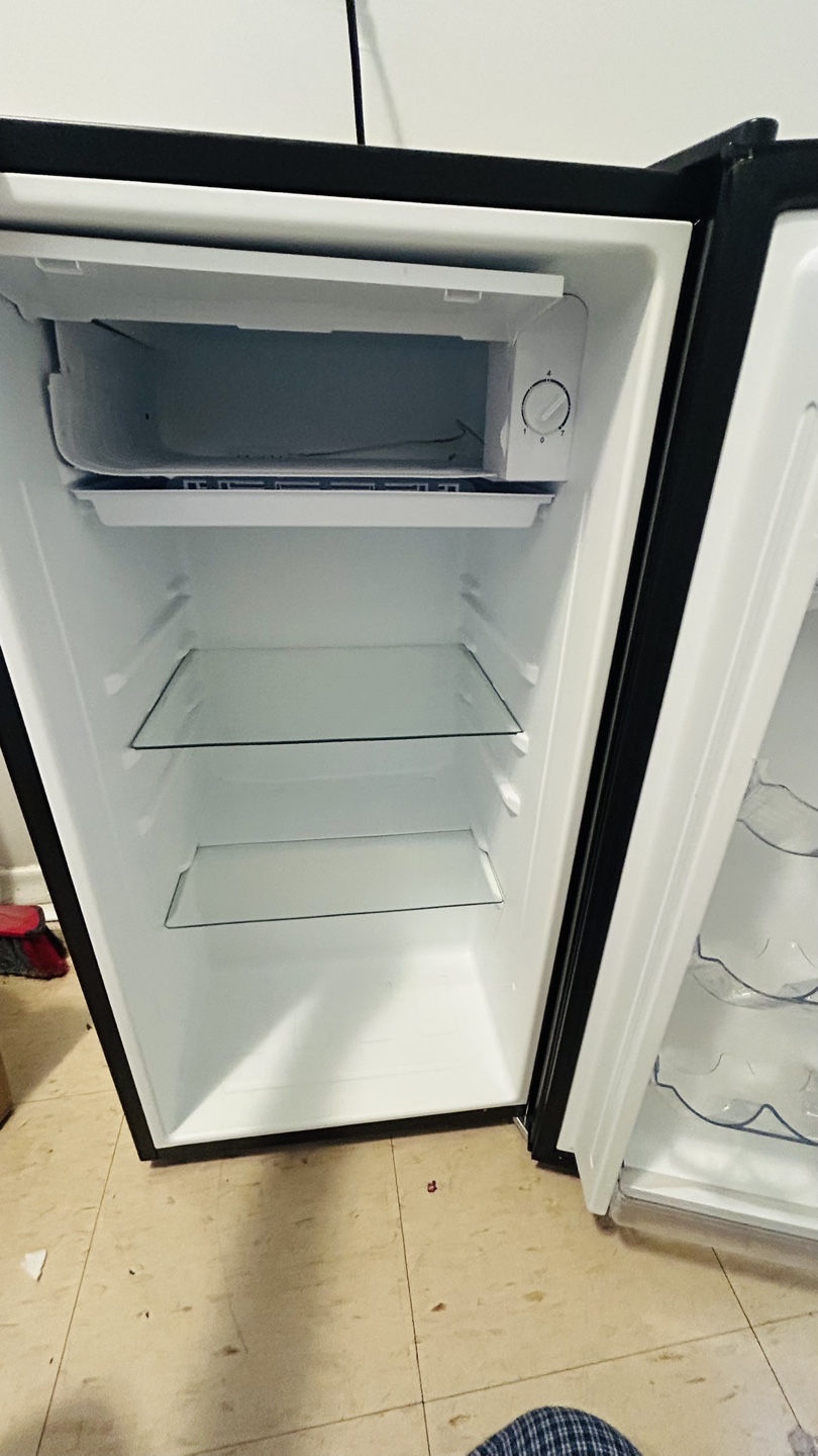 Hamilton Beach Mini Fridge - photo 3