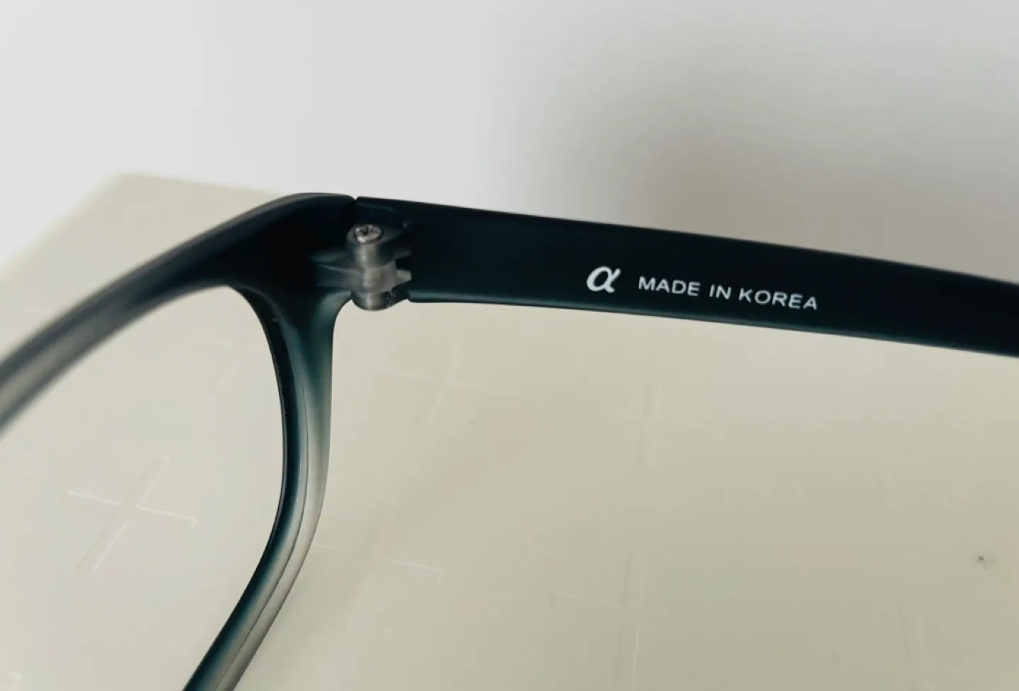 Two pairs of eyeglasses frame image indicator(3)