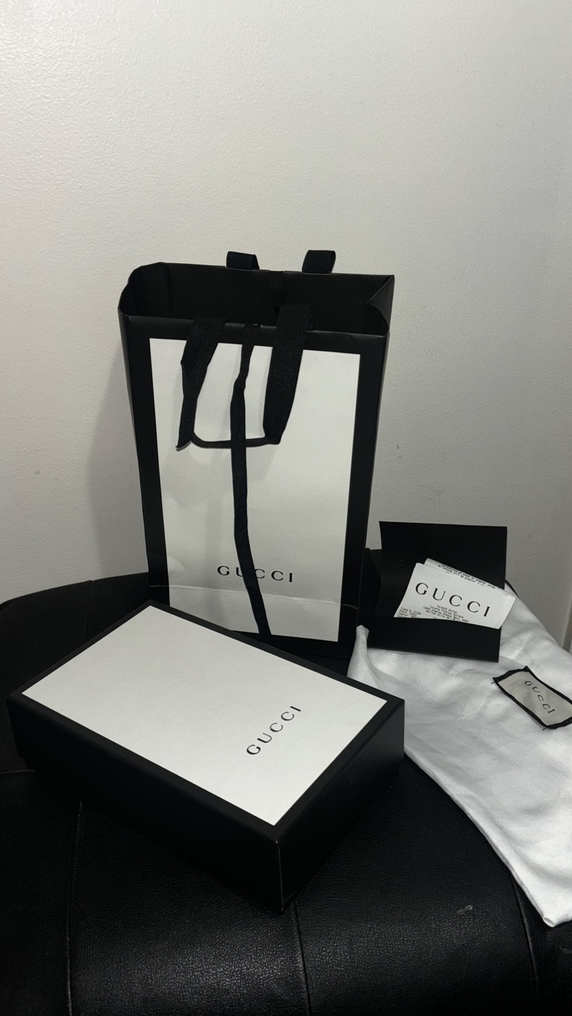Gucci Off-White Leather Chain Wallet on Sale! - photo 3