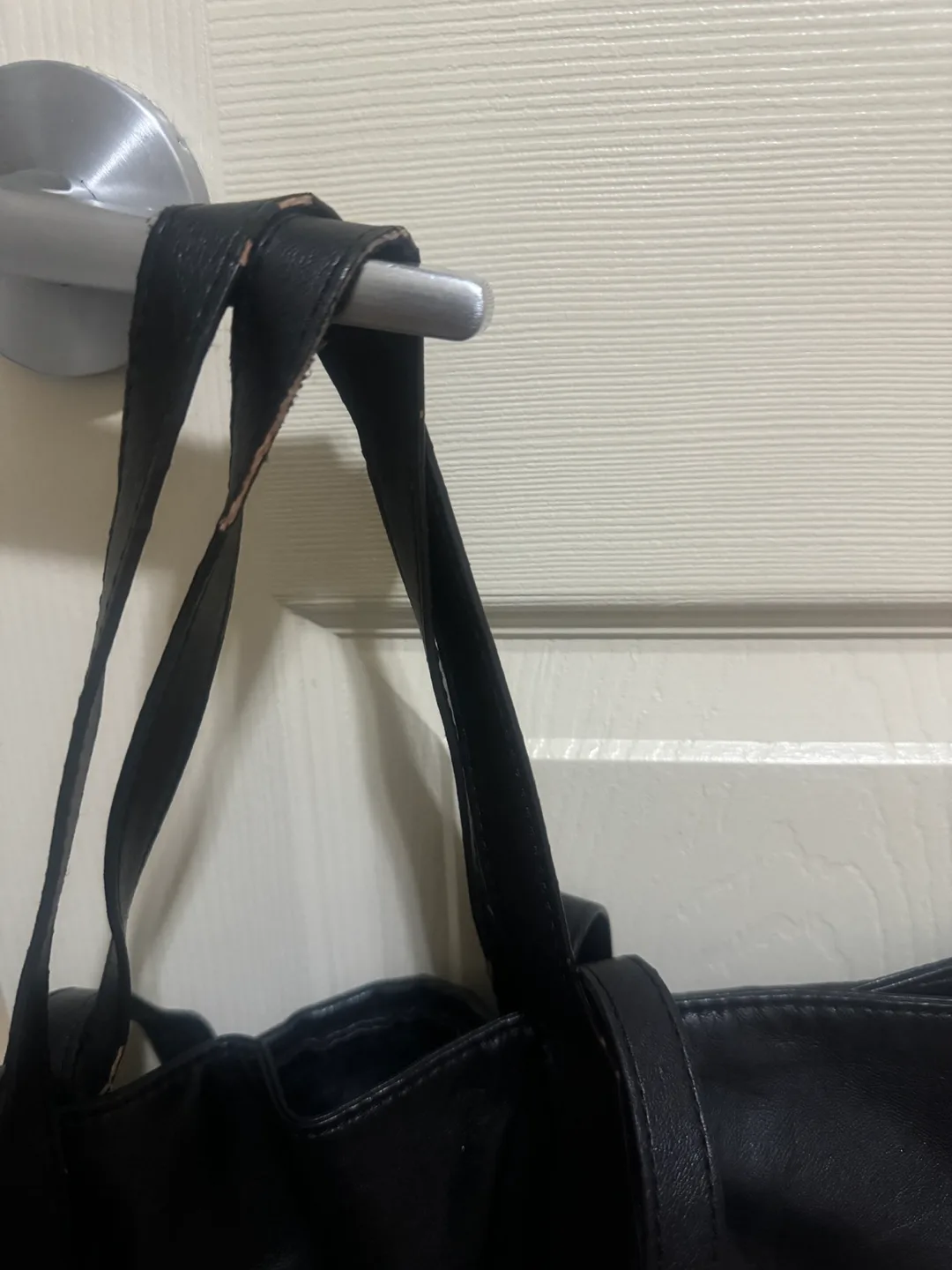 Mango Black Vegan Leather Tote Bag image indicator(4)