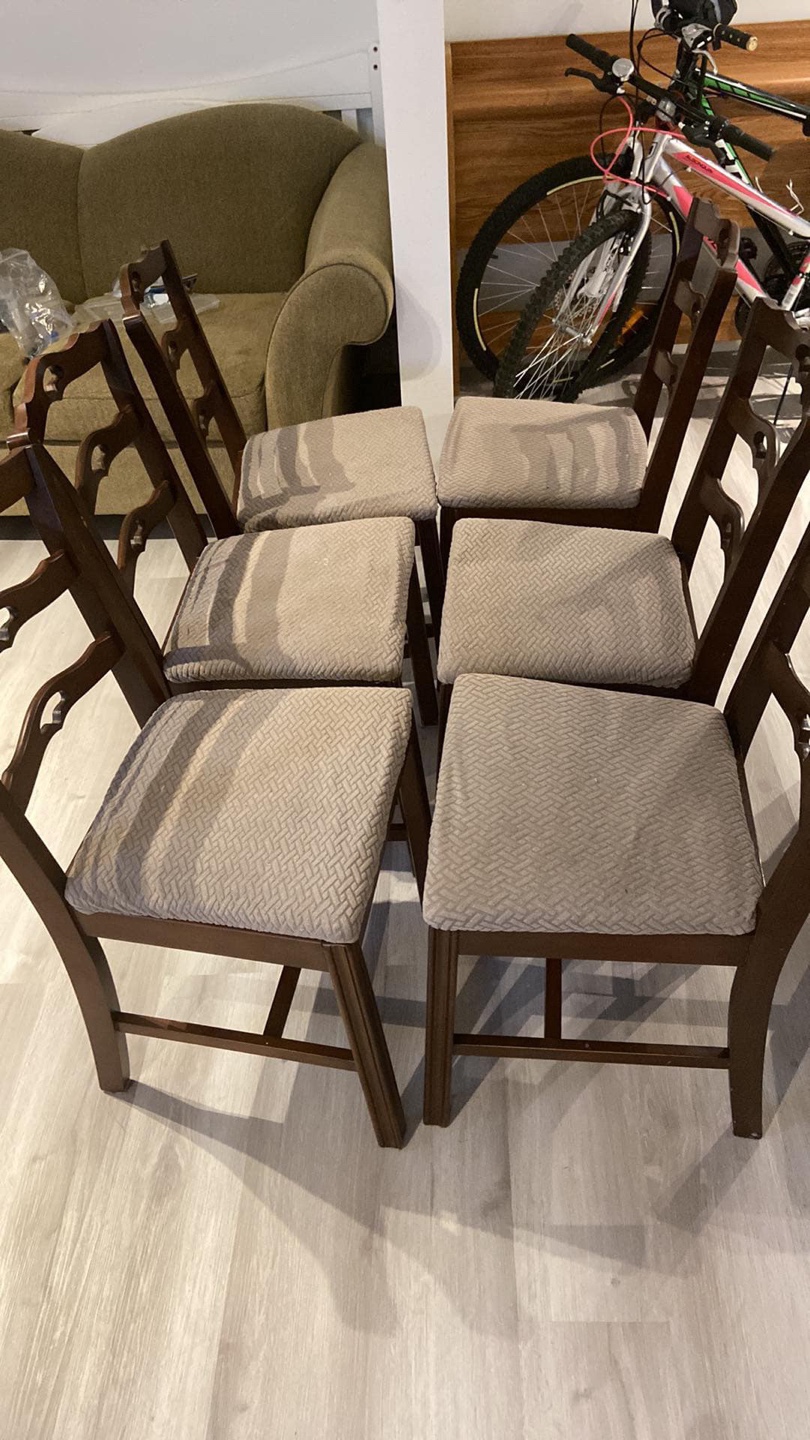 Set of six dining chairs and dining table”🏈”